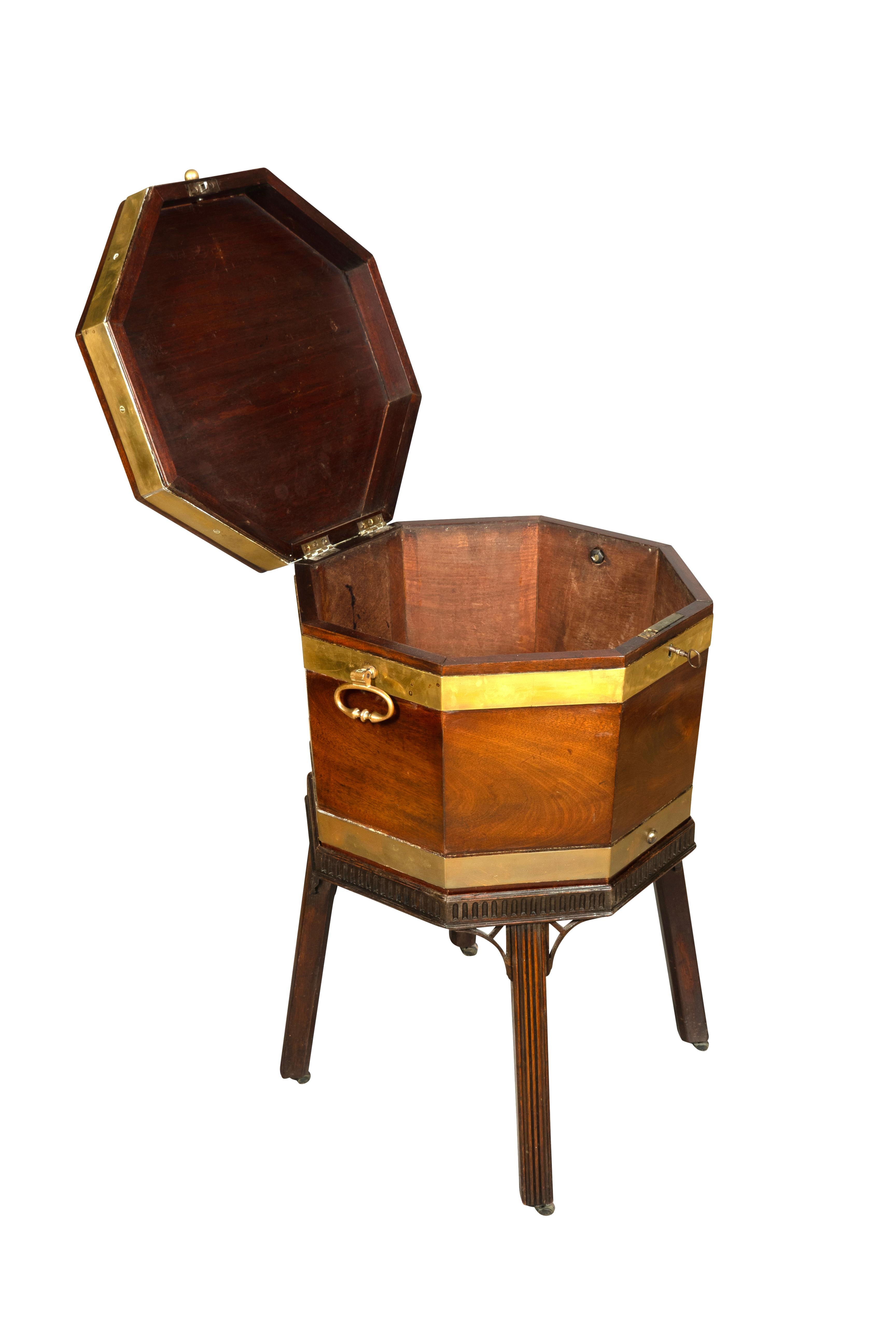 Cellarette de caoba y latón Jorge III en venta 1
