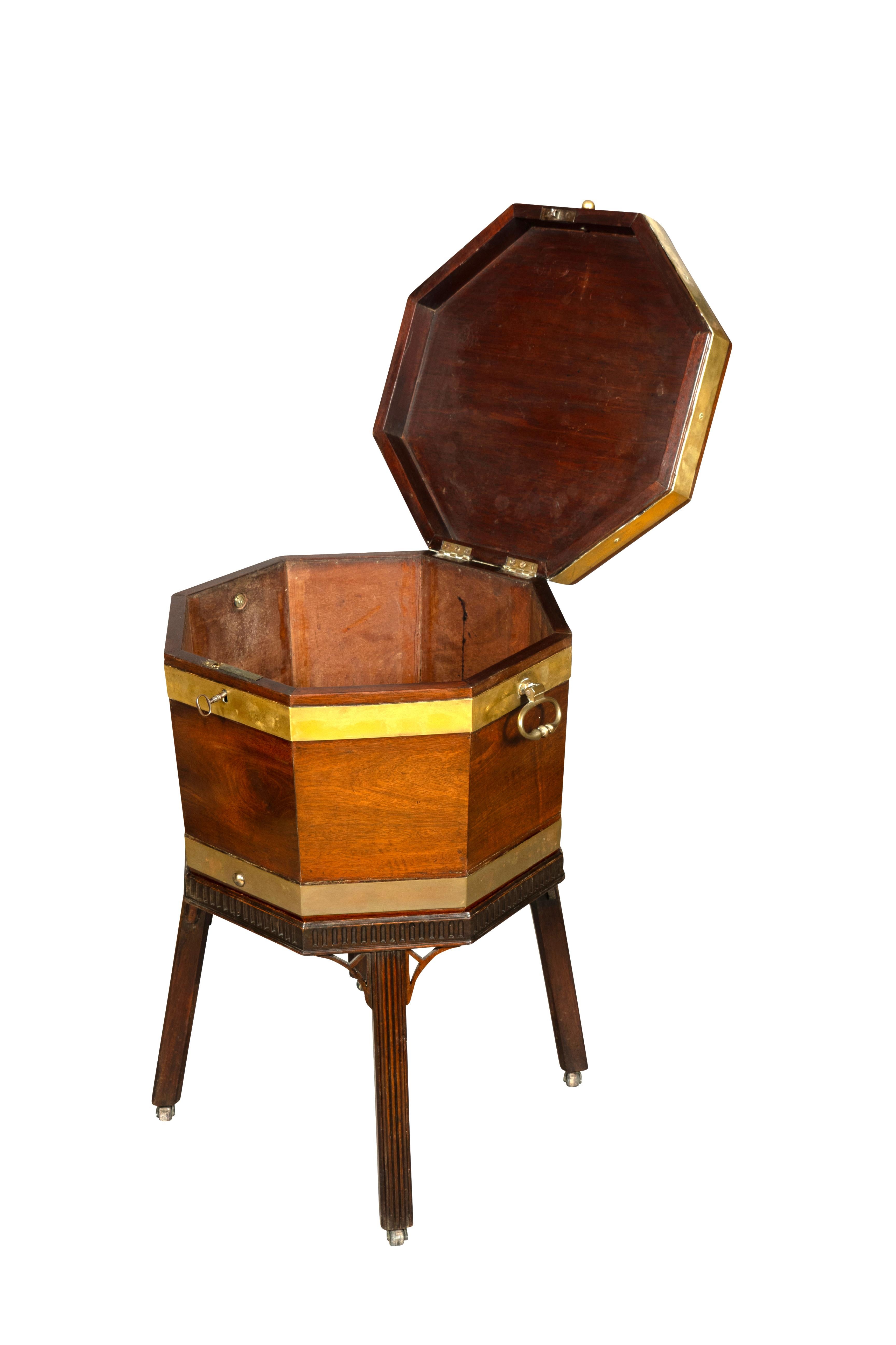 Cellarette de caoba y latón Jorge III en venta 2