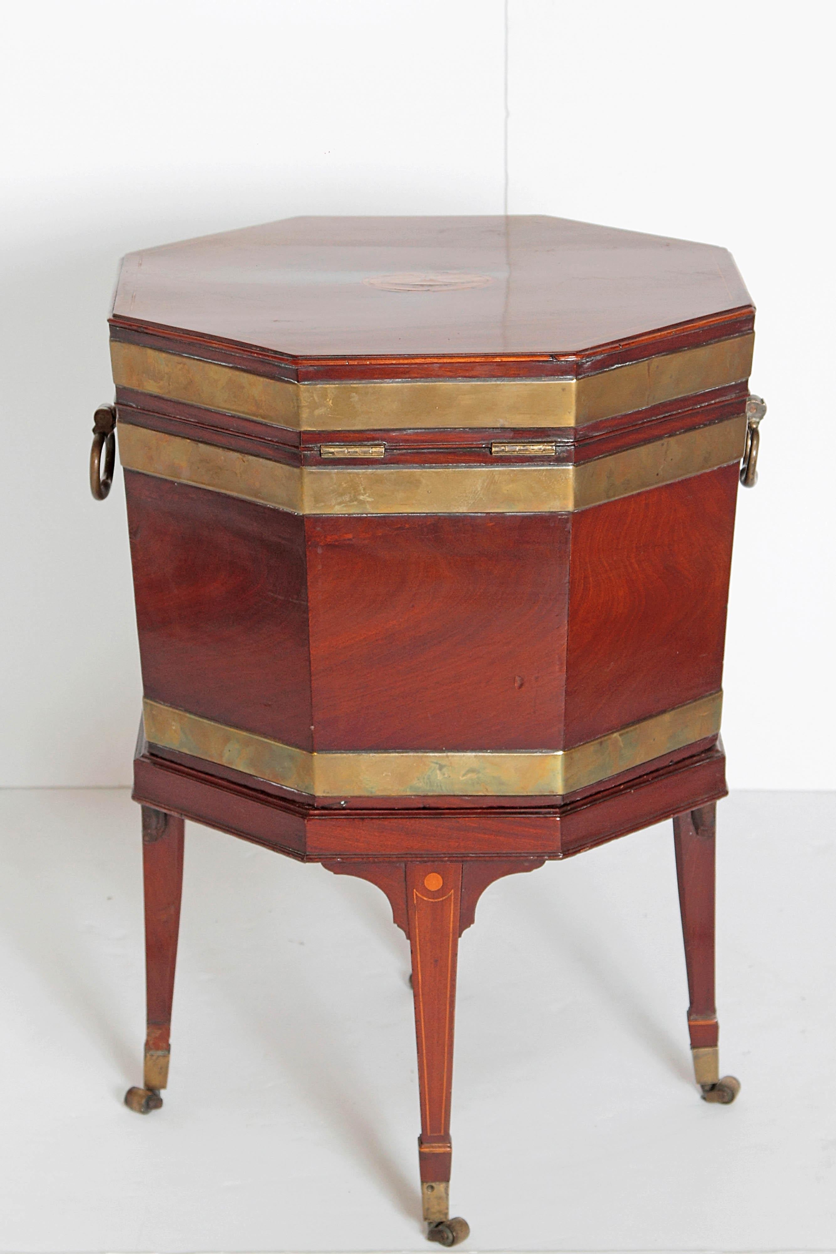 George III Mahogany and Brass Cellarette/Wine Cooler In Good Condition In Dallas, TX