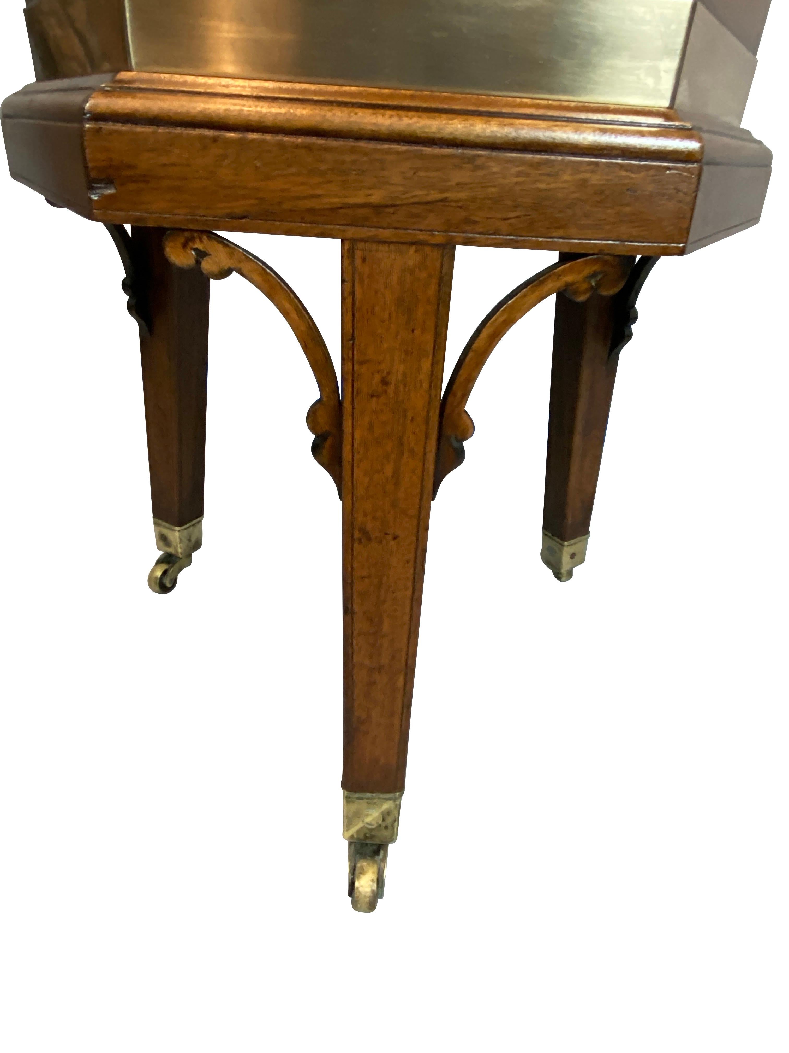 George III Mahogany and Brass Inlaid Cellarette For Sale 3
