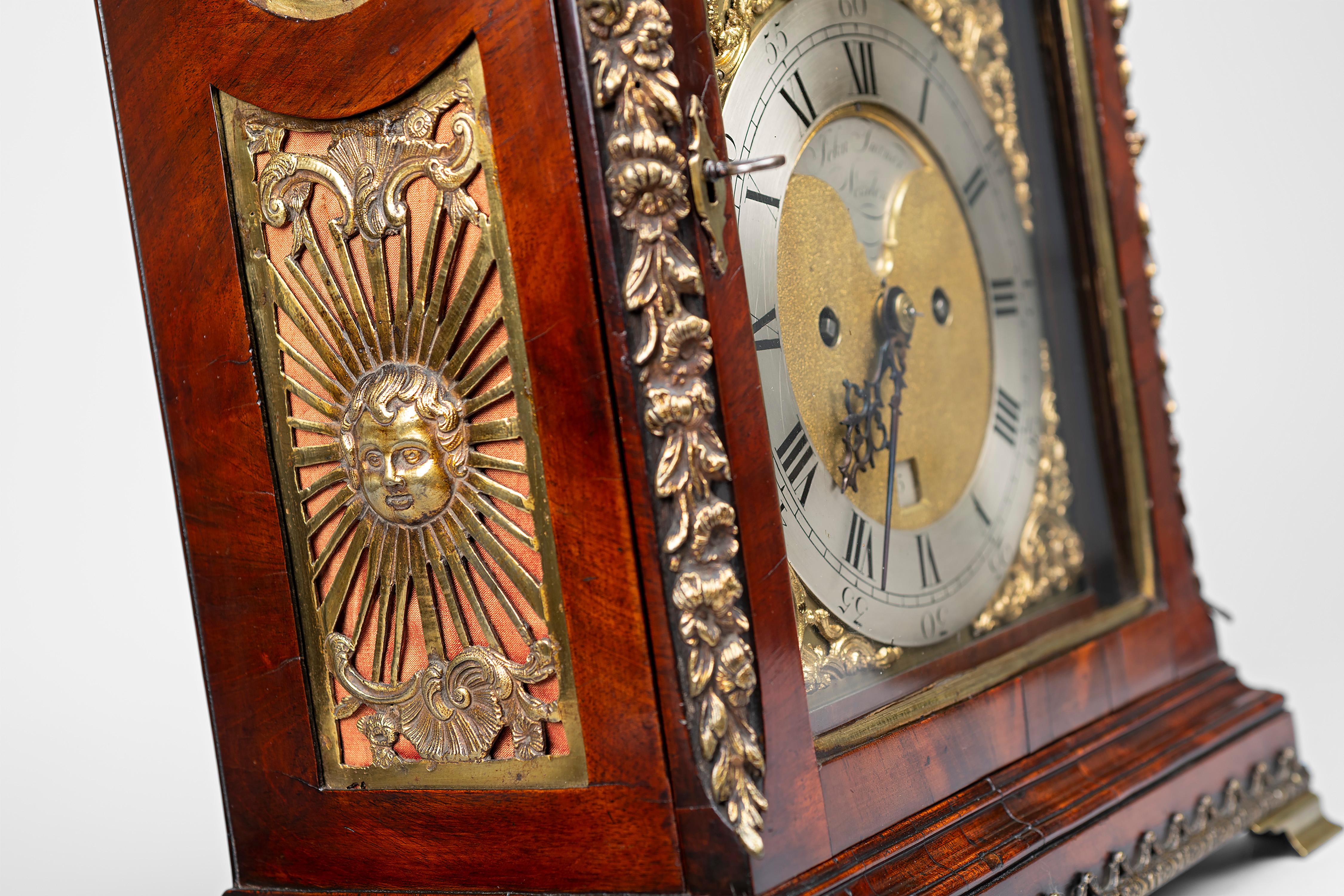 Anglais Horloge à chevalet ancienne en acajou et laiton du XVIIIe siècle par John Turner de Londres en vente