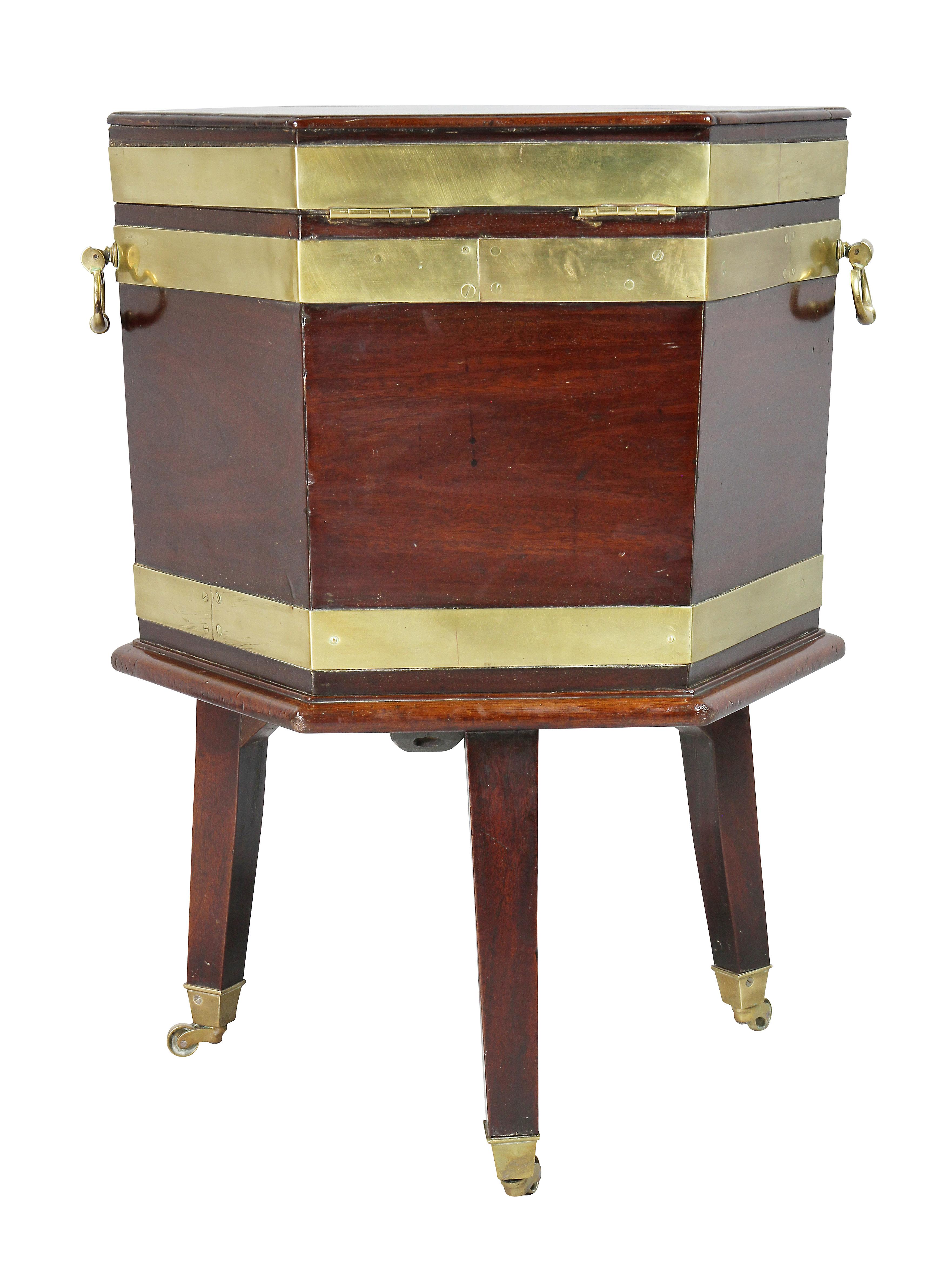 Celleret George III en acajou et laiton en vente 4