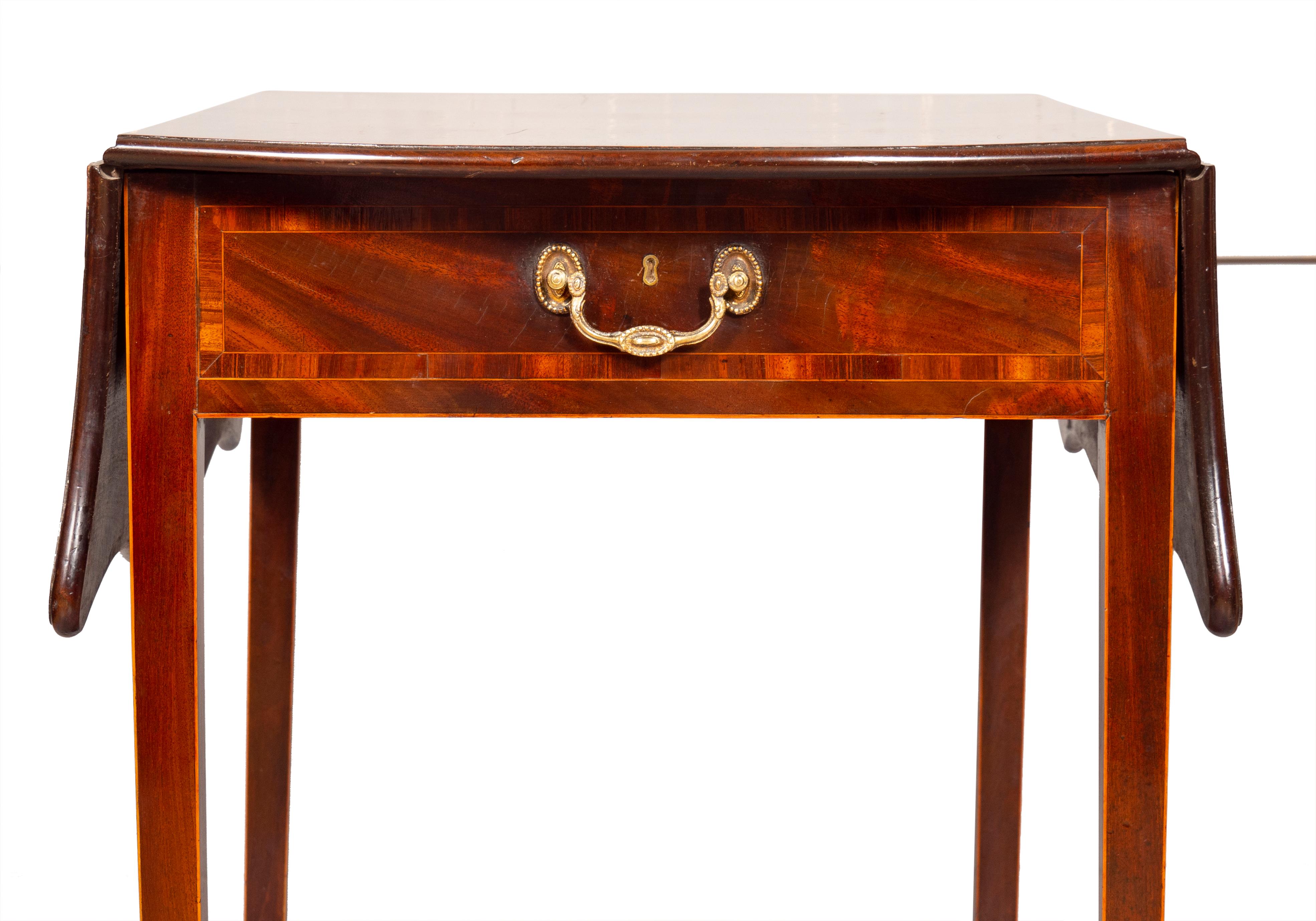 Mahagoni und Gonsalvo Alves Pembroke-Tisch aus der George-III-Periode im Zustand „Gut“ im Angebot in Essex, MA