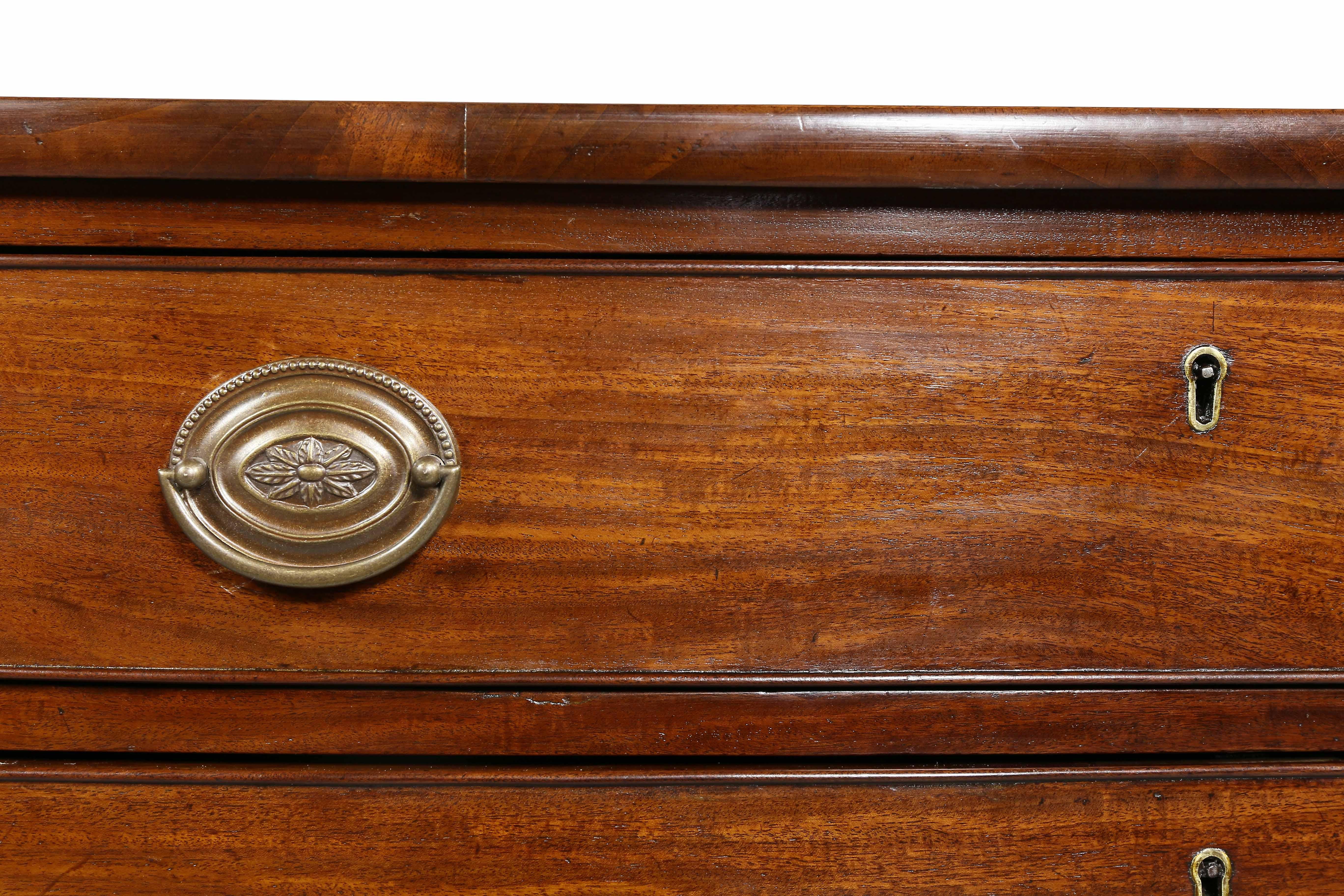 George III Mahogany and Inlaid Bowfront Chest of Drawers In Good Condition In Essex, MA