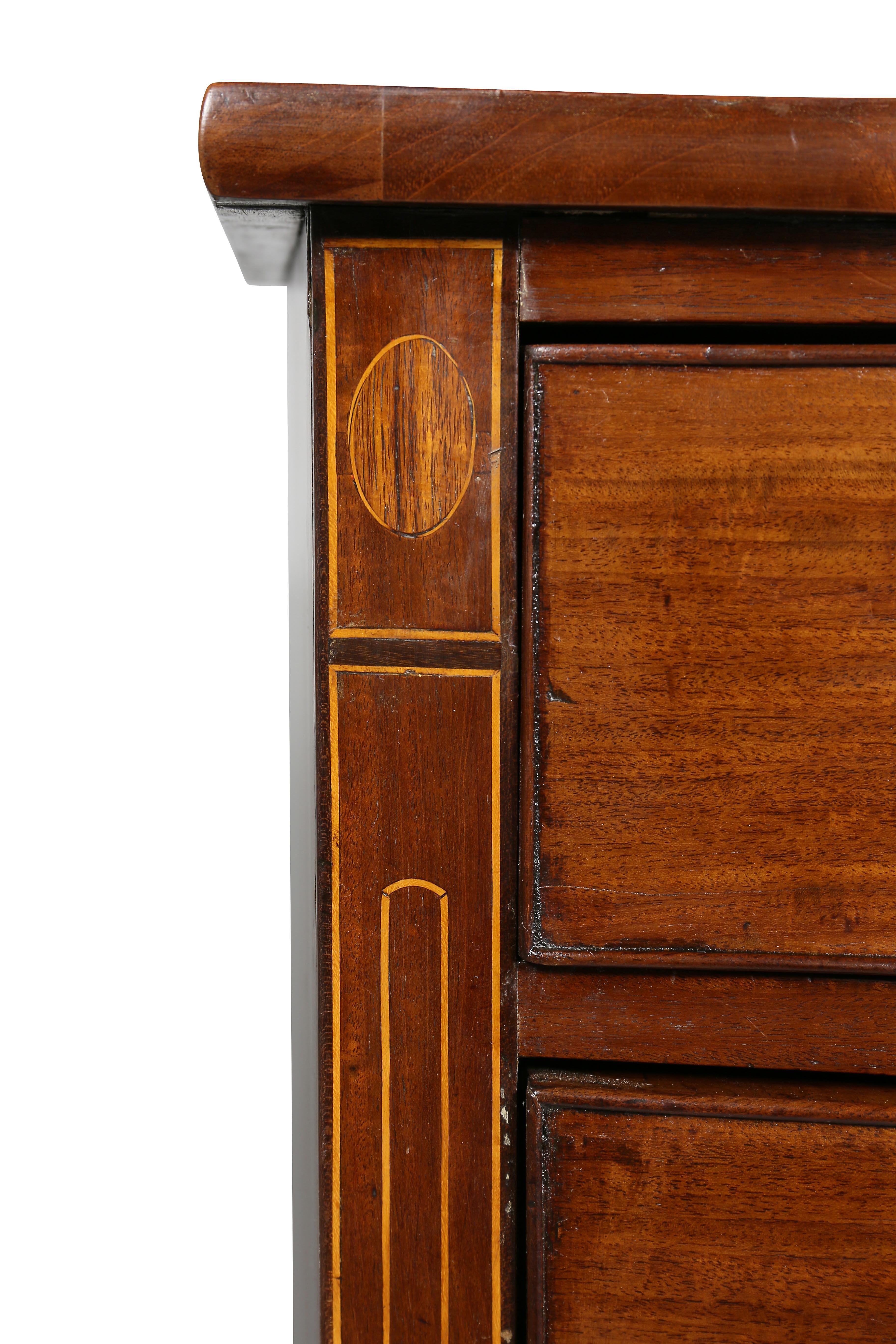 George III Mahogany and Inlaid Bowfront Chest of Drawers im Zustand „Gut“ in Essex, MA