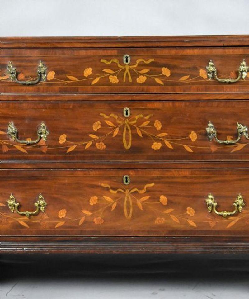George III Mahogany and Inlaid Linen Press For Sale 7