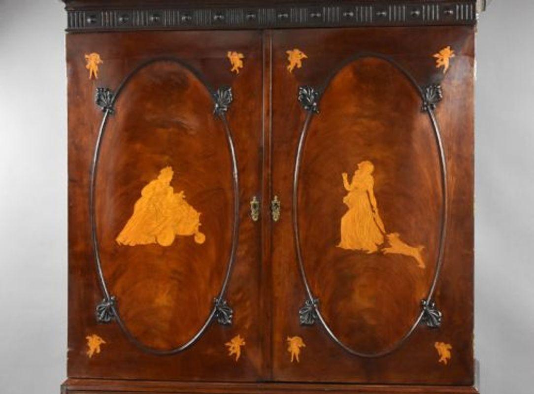 George III Mahogany and Inlaid Linen Press In Good Condition For Sale In Chelmsford, Essex
