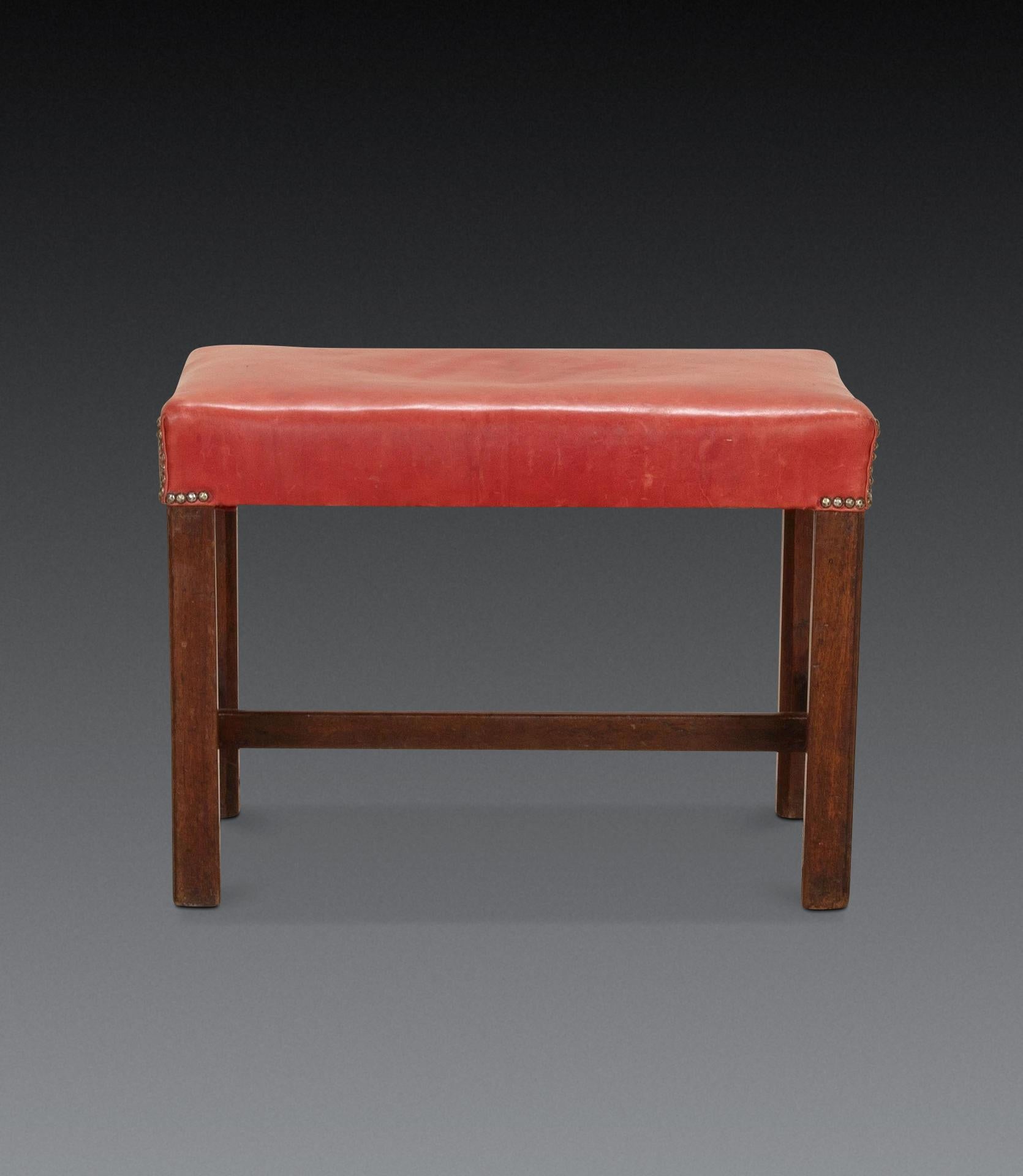 Sculpté Tabouret George III en acajou et cuir en vente