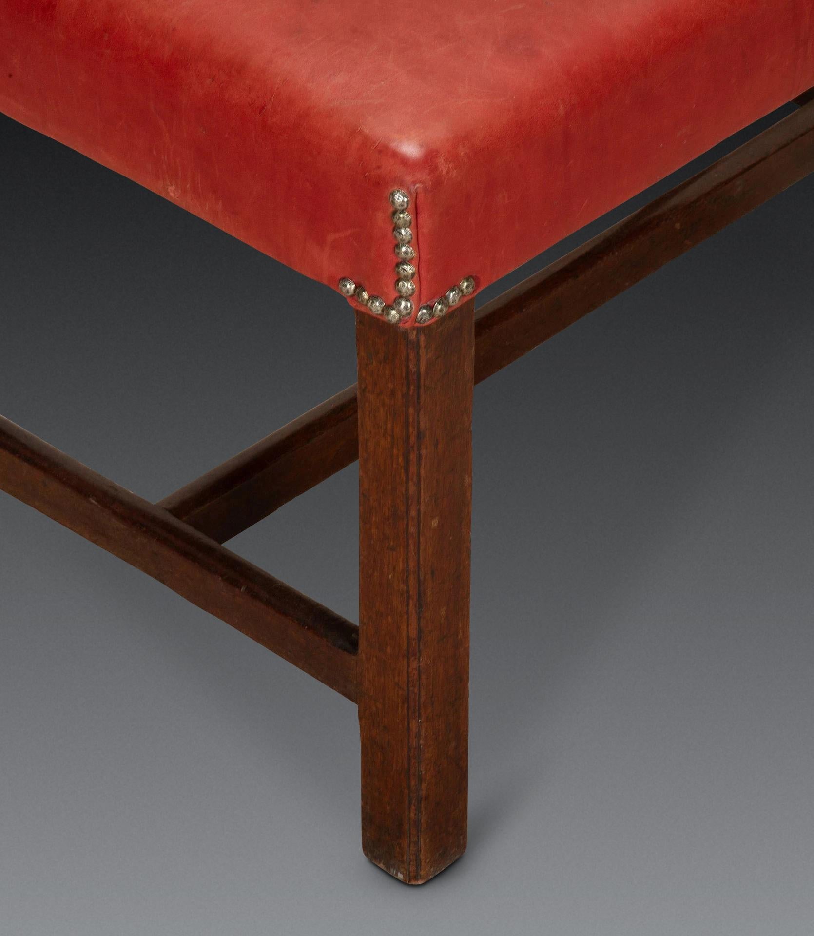 Milieu du XVIIIe siècle Tabouret George III en acajou et cuir en vente