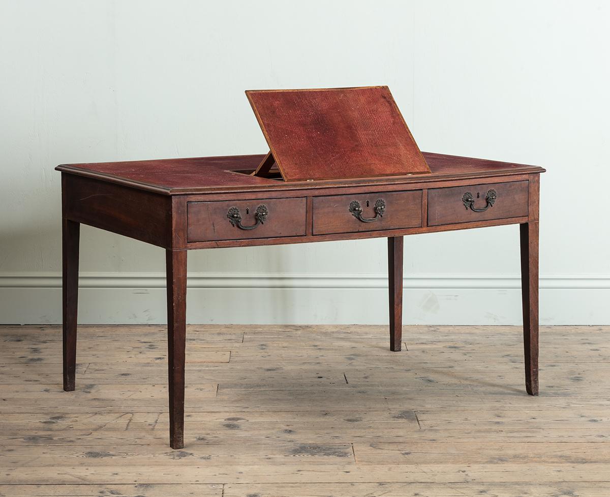 Ein George III Mahagoni und rotes Leder gekrönt Schreibtisch mit einstellbarer Ratsche schreiben Hang, drei vorderen Schubladen und Messinggriffe, auf geraden Mahagoni Beine. Englisch, um 1760

Zusätzliche Informationen:
Abmessungen: Höhe: 78