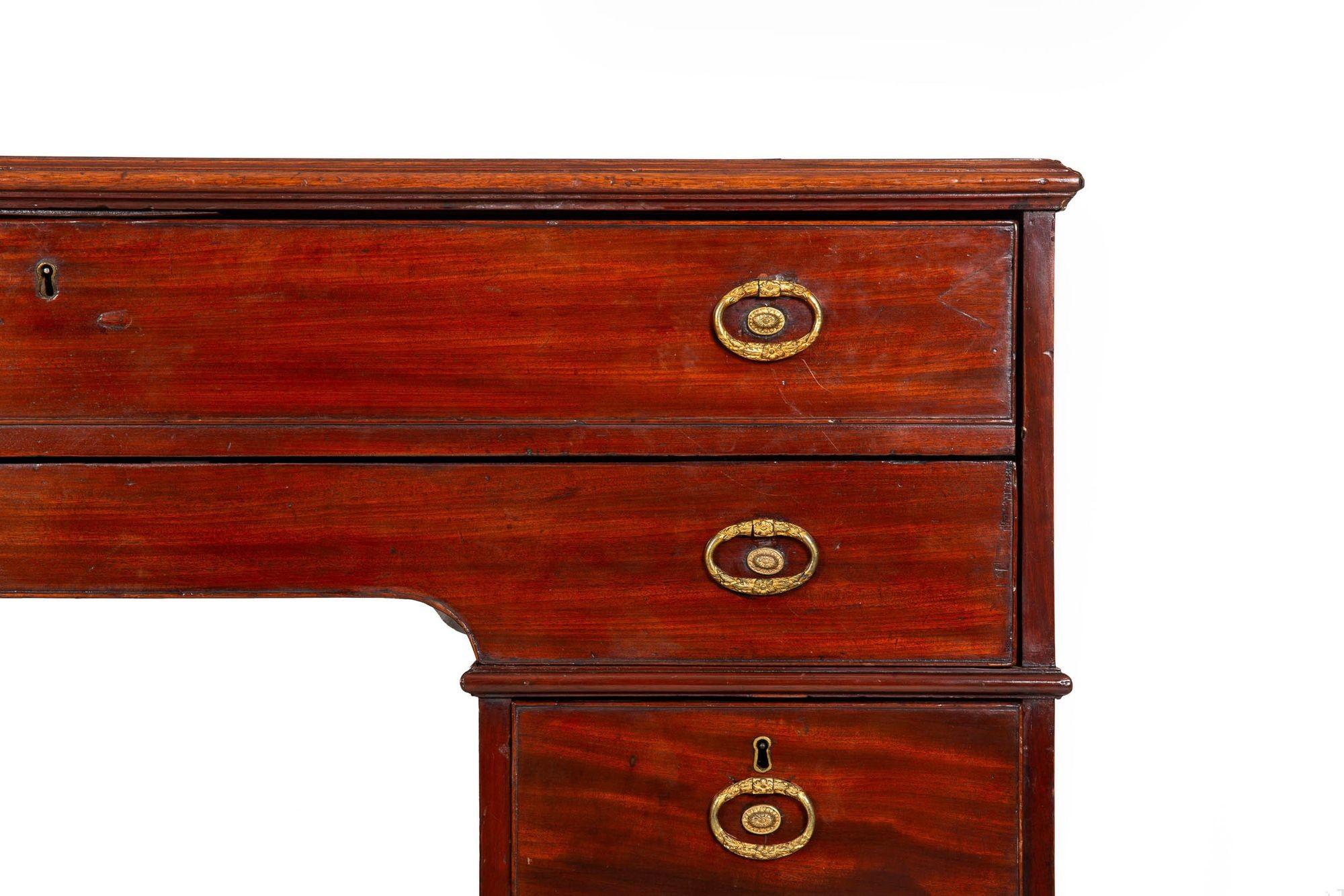 George III Mahogany Architect’s Desk attr. Gillows of Lancaster circa 1790 For Sale 5