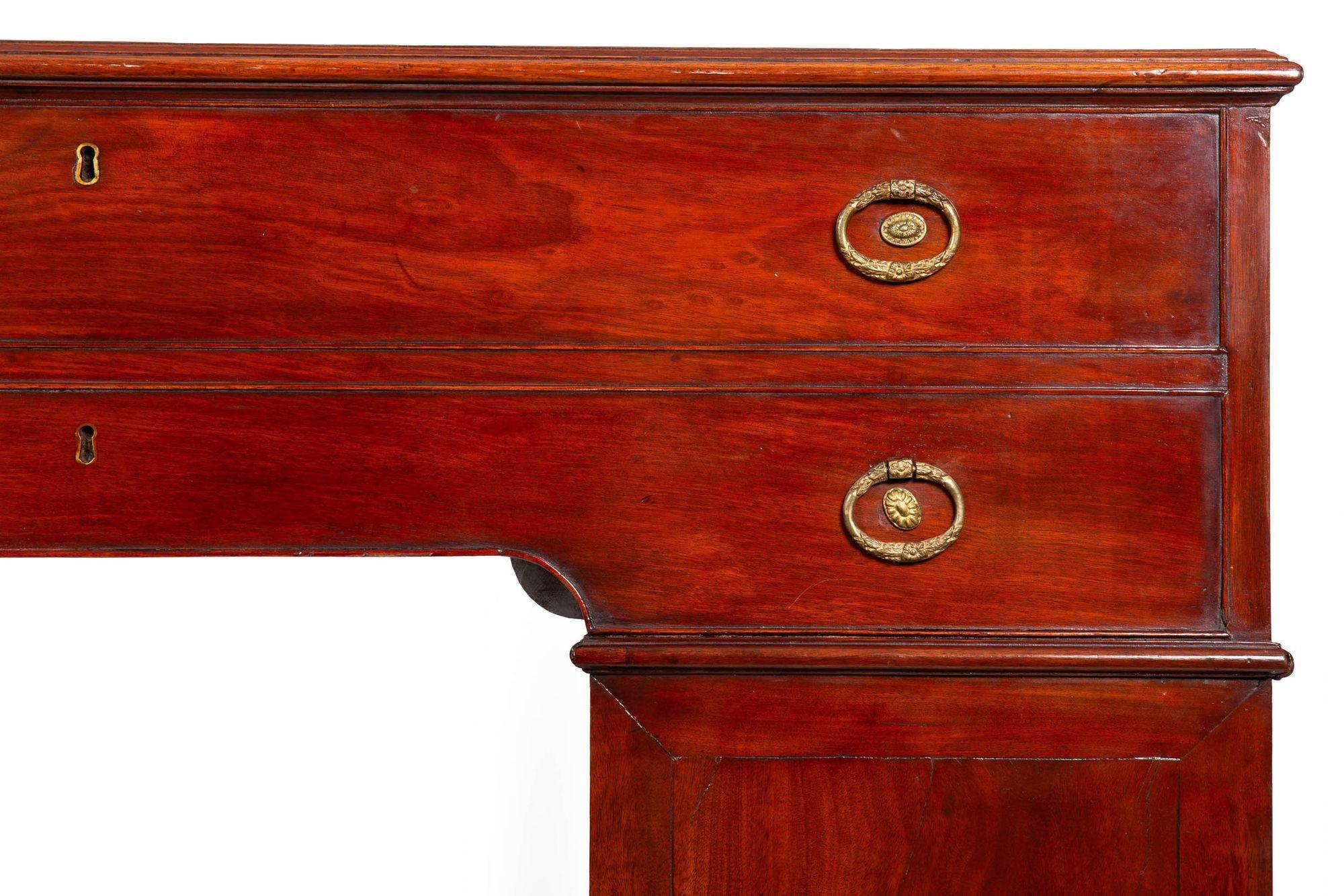 George III Mahogany Architect’s Desk attr. Gillows of Lancaster circa 1790 For Sale 1