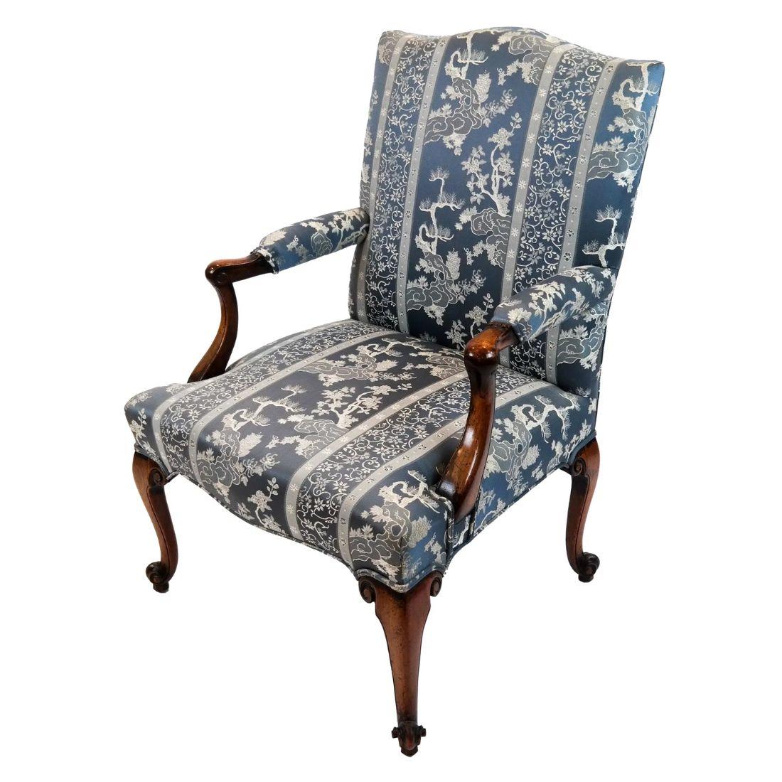 Una poltrona in mogano di Giorgio III in tessuto damascato blu a cineserie. Questa poltrona di Giorgio III è un esempio di eleganza classica.  L'artigianato è evidente nella struttura in mogano e nel rivestimento in un lussuoso tessuto damascato blu