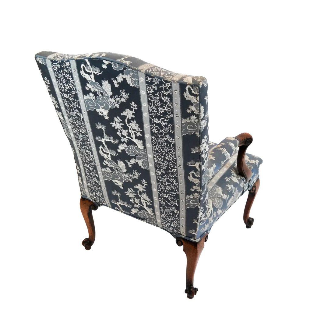 Giorgio III Poltrona in mogano George III in tessuto damascato blu Chinoiserie in vendita