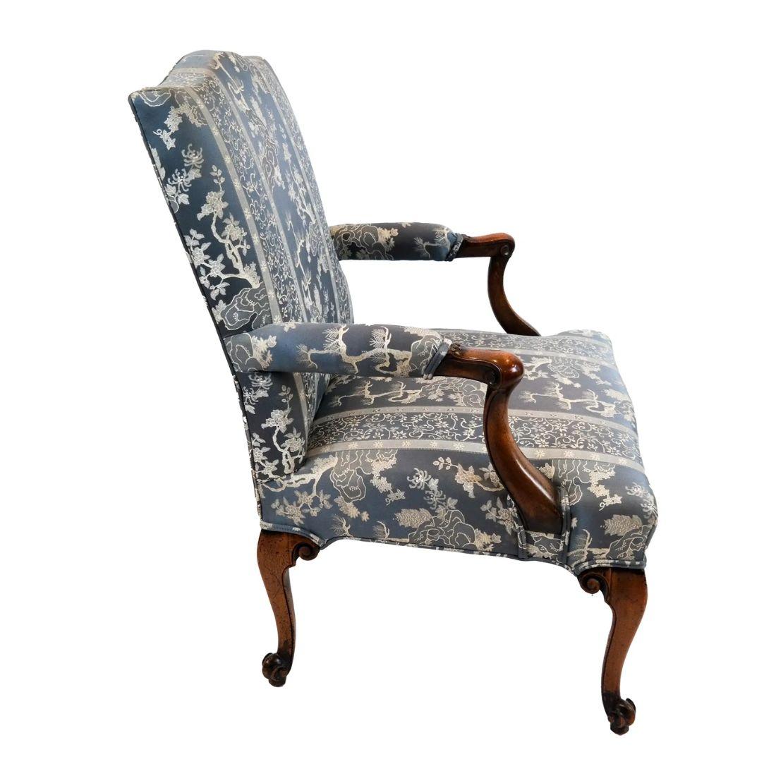 Poltrona in mogano George III in tessuto damascato blu Chinoiserie In condizioni buone in vendita a Locust Valley, NY