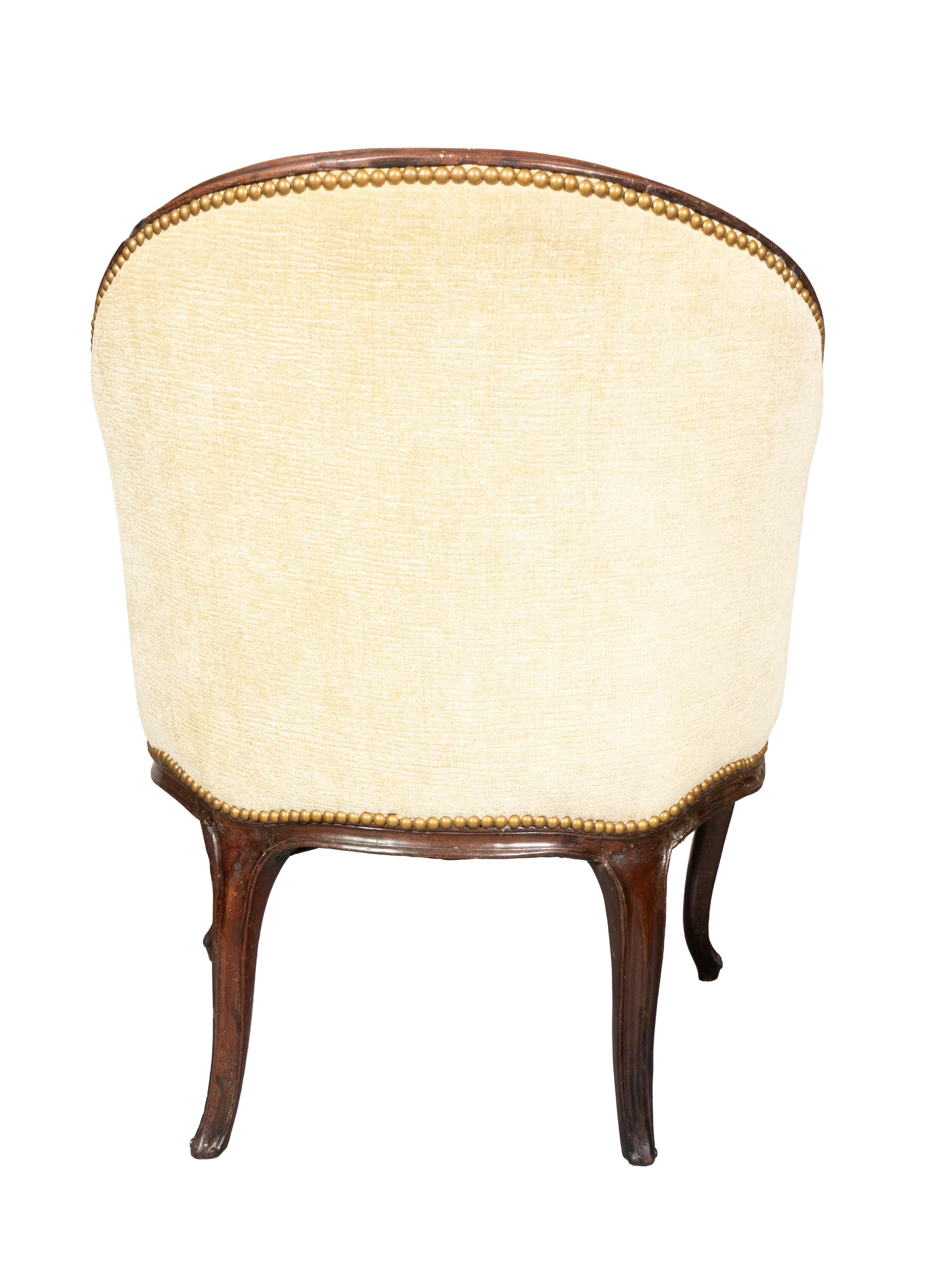 Forma bergere di gusto francese con schienale intagliato ad arco e seduta con cuscino sciolto. Alzato su gambe cabriole che terminano su piedi a voluta. Alla maniera di John Cobb. Tappezzeria in velluto verde pallido.