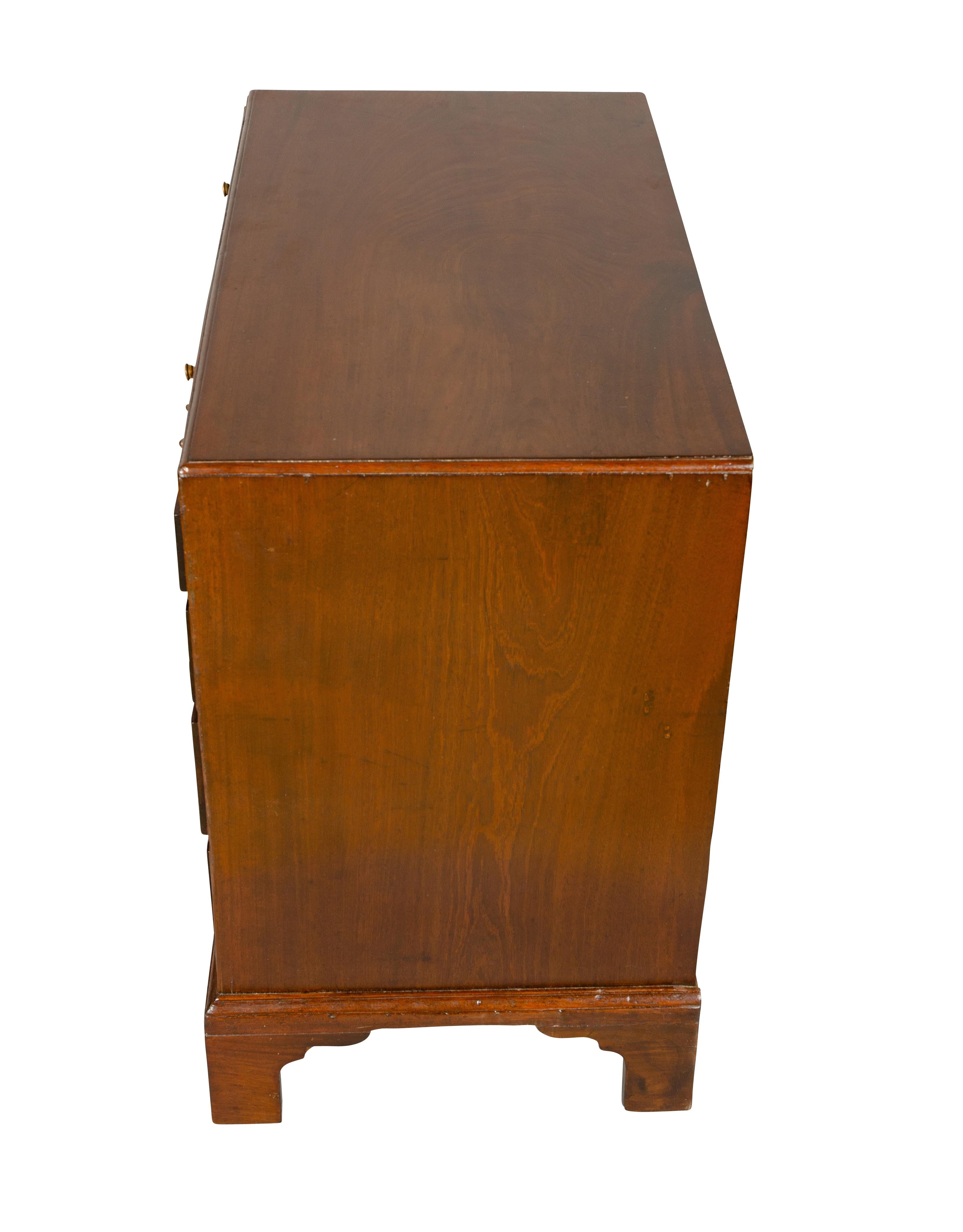 George III Mahogany Bachelor Chest Of Drawers For Sale 5