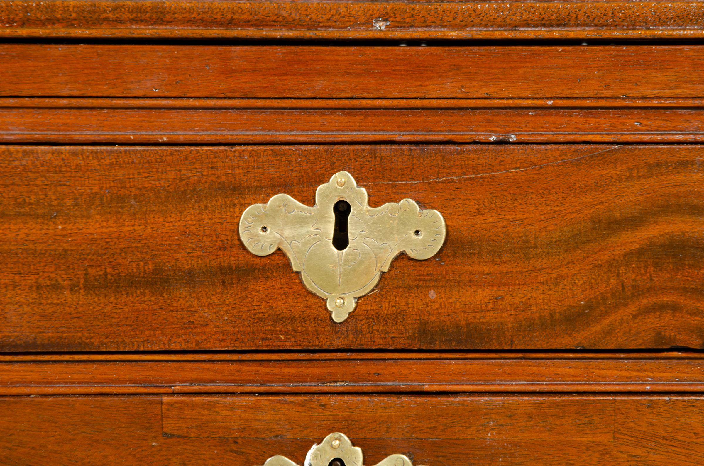 George III Mahogany Bachelor Chest Of Drawers For Sale 13