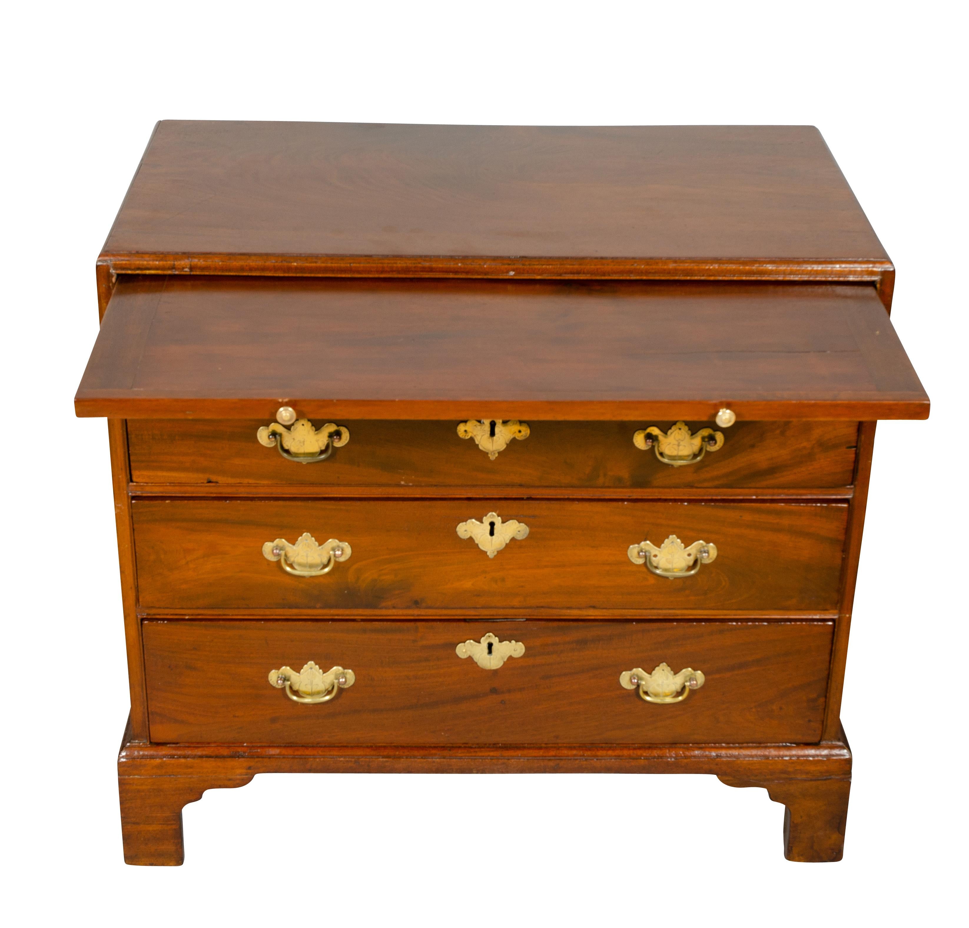 English George III Mahogany Bachelor Chest Of Drawers For Sale