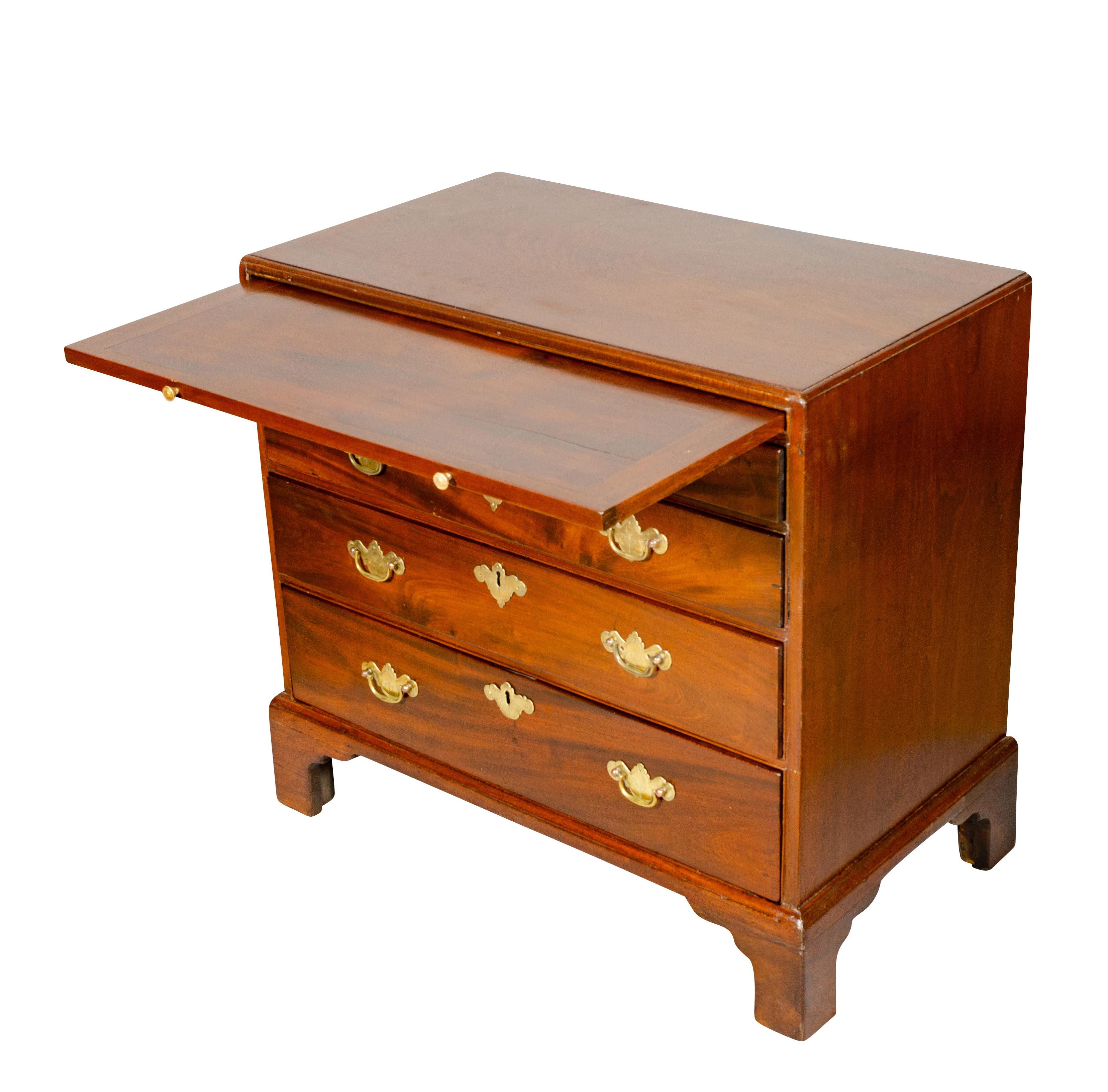 George III Mahogany Bachelor Chest Of Drawers In Good Condition For Sale In Essex, MA