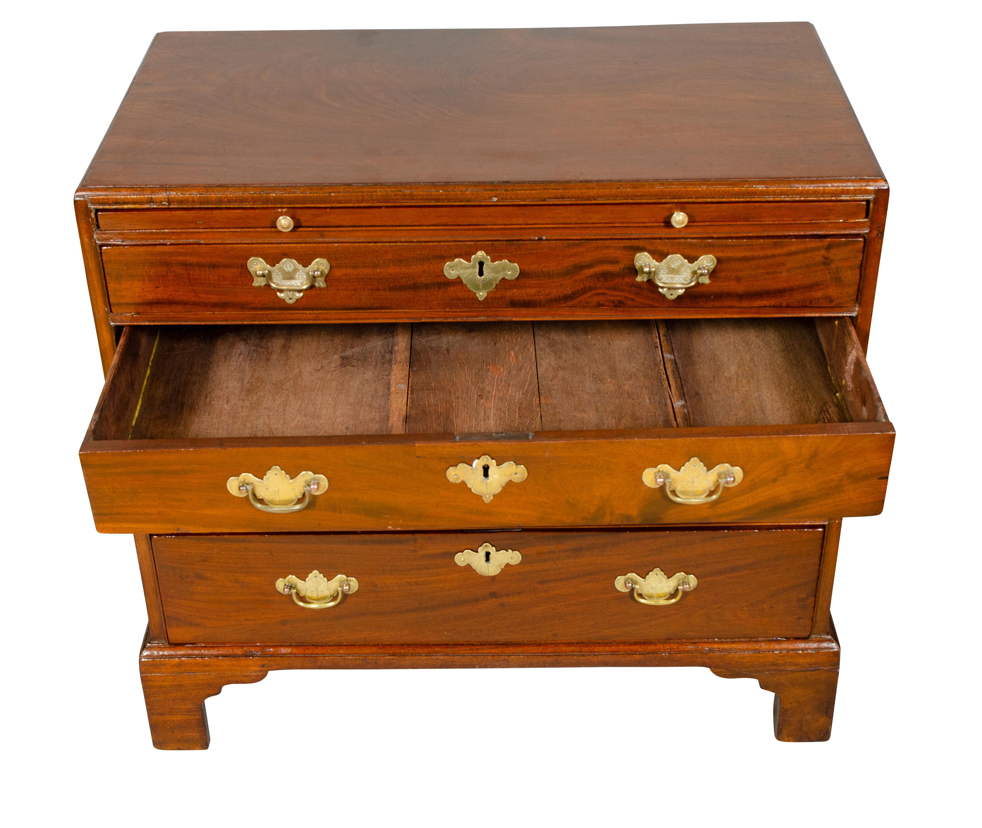 George III Mahogany Bachelor Chest Of Drawers For Sale 4