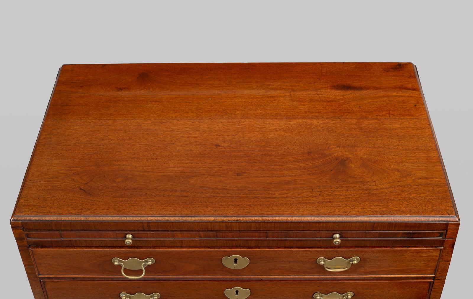 George III Mahogany Bachelor's Chest, circa 1750 In Good Condition For Sale In Sheffield, MA