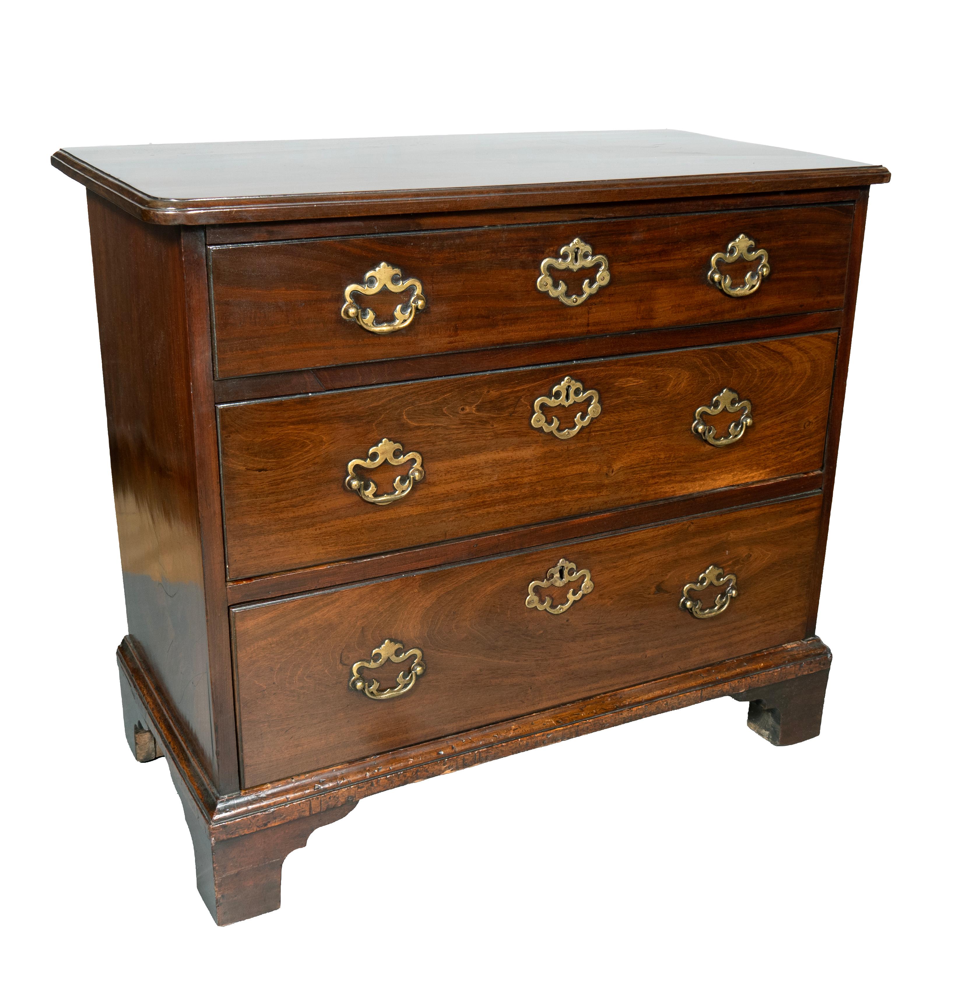 English George III Mahogany Bachelors Chest For Sale