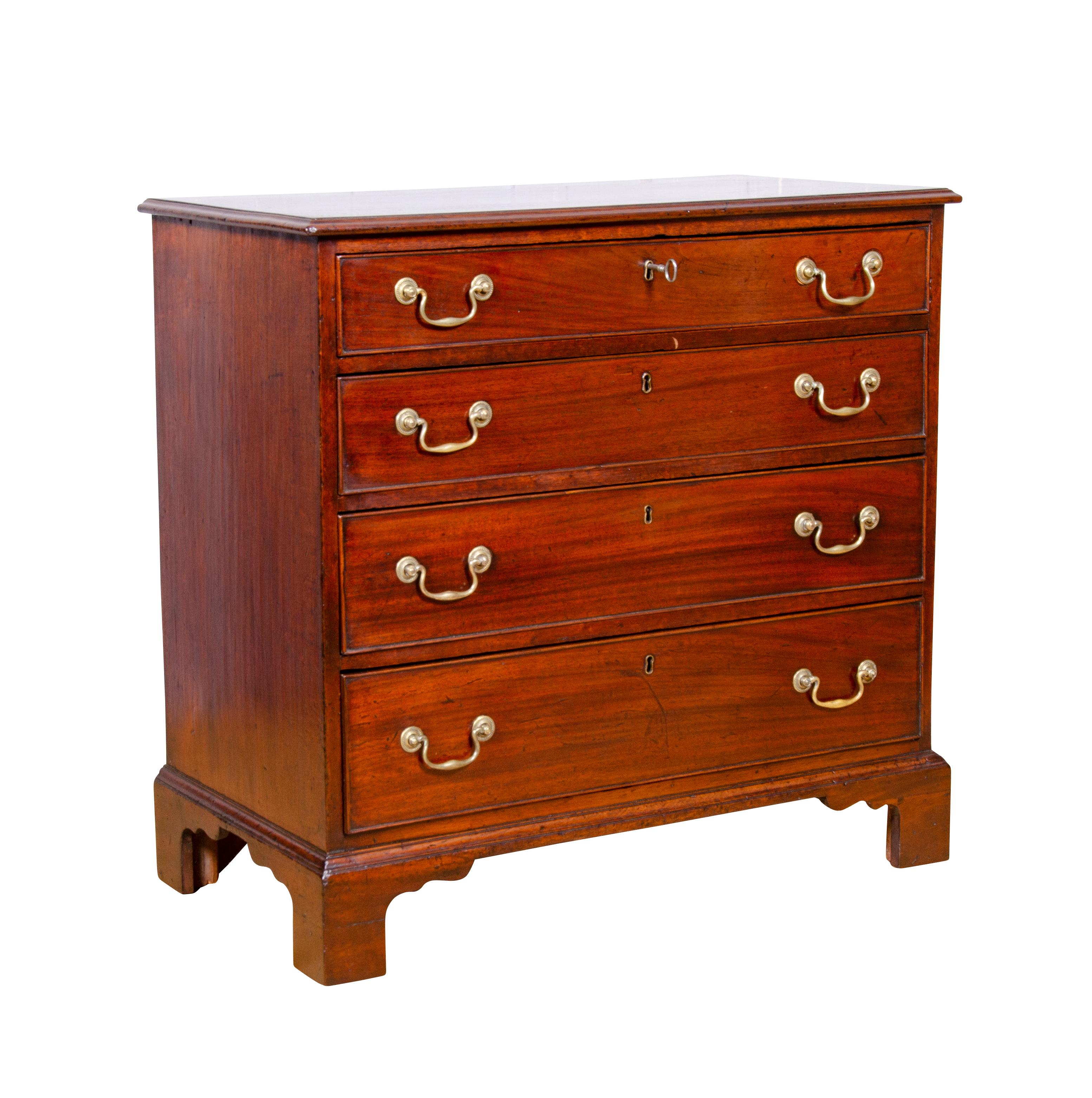 George III Mahogany Bachelors Chest In Good Condition In Essex, MA