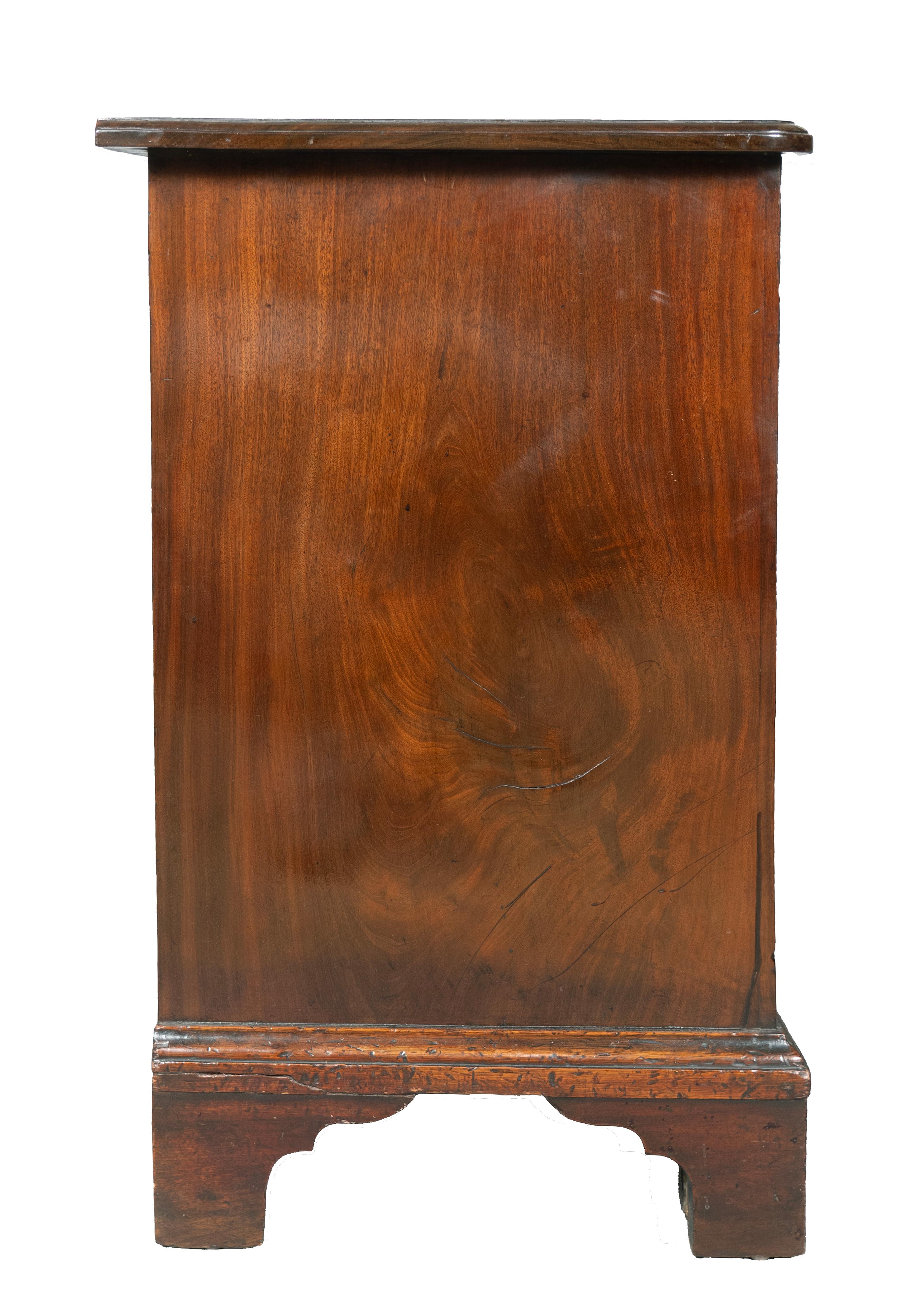 George III Mahogany Bachelors Chest In Good Condition For Sale In Essex, MA