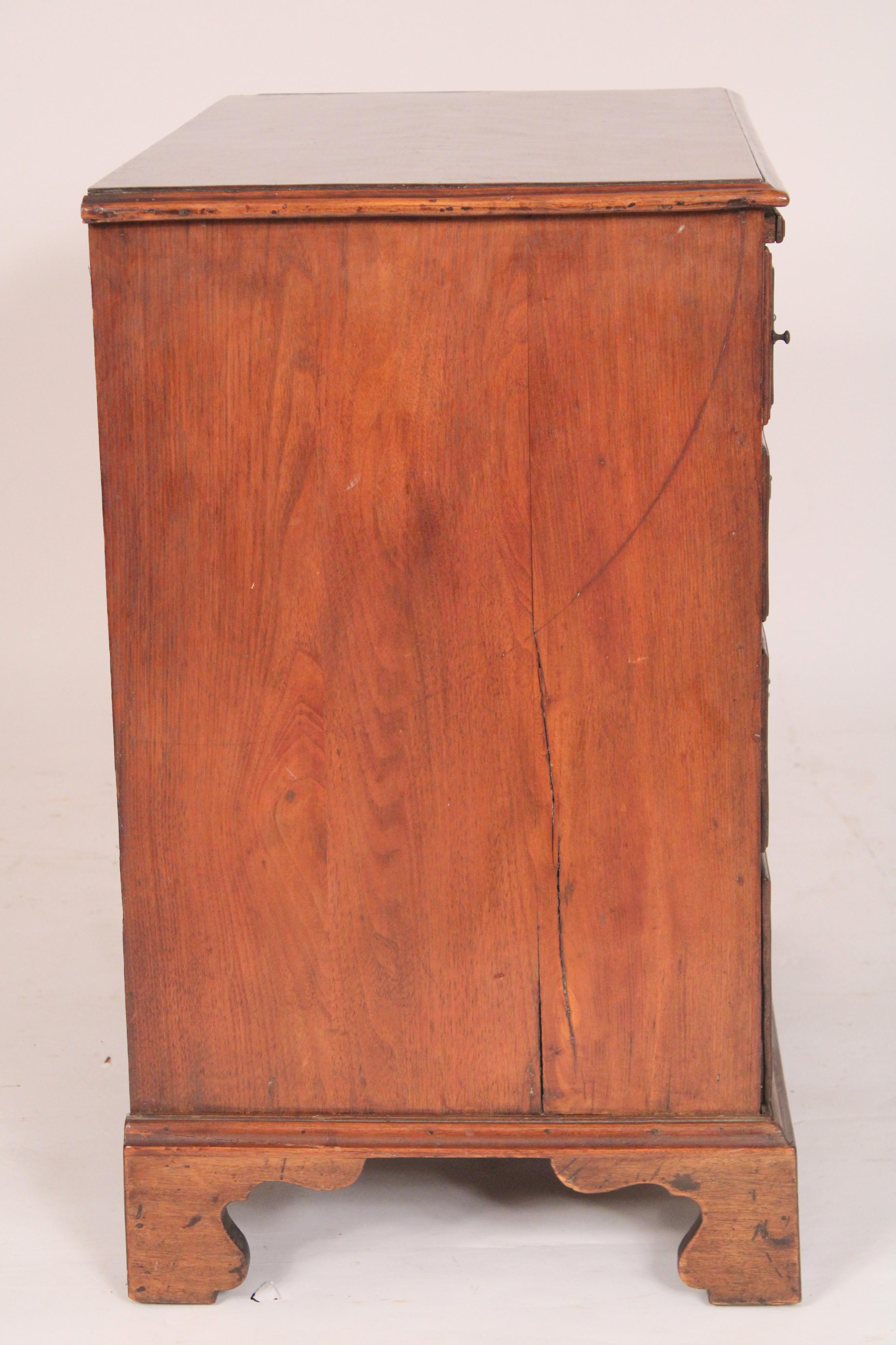George III Mahogany Bachelors Chest In Good Condition For Sale In Laguna Beach, CA