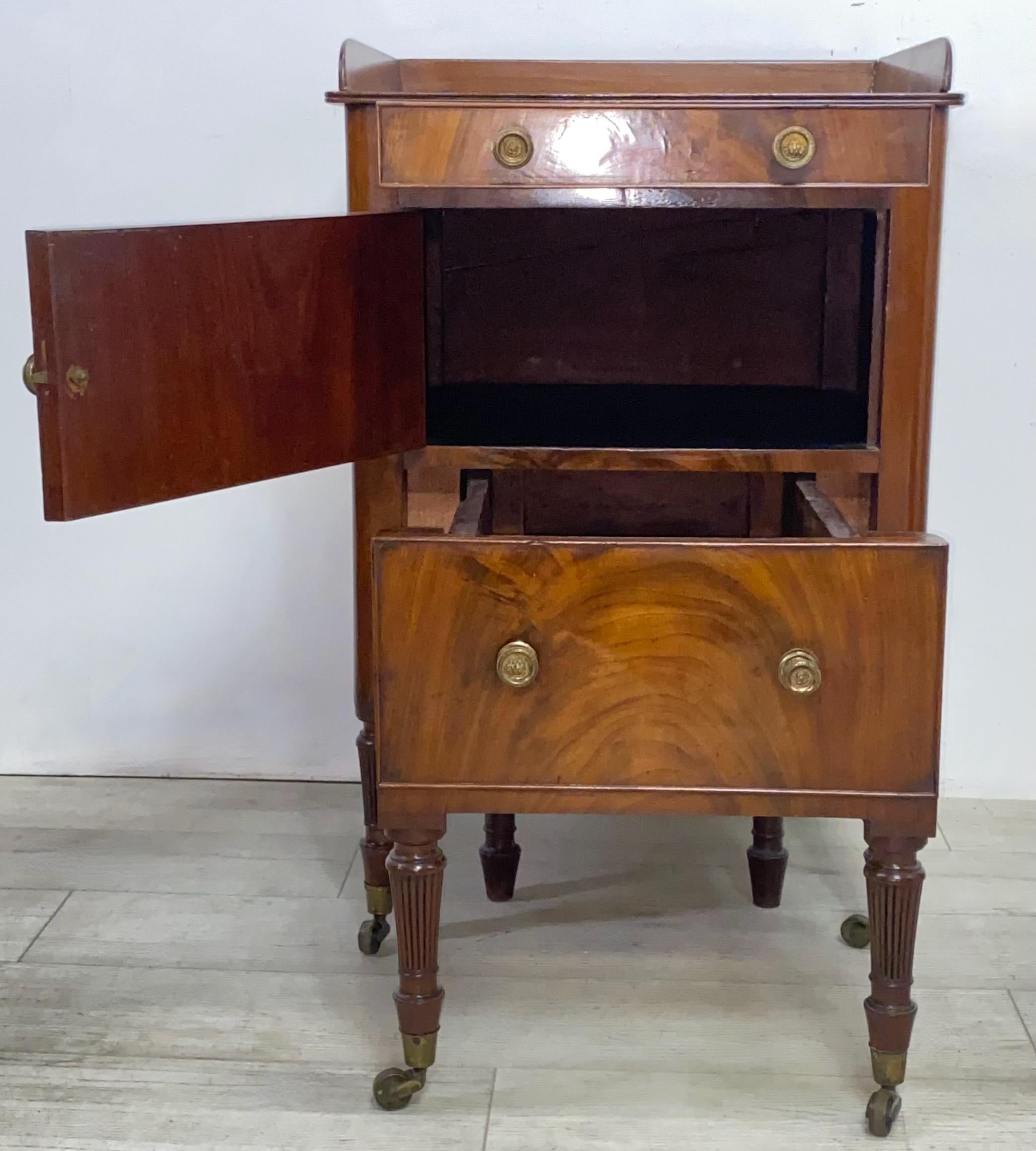 George III Mahogany Bedside Cabinet / Night Stand, English c1820 In Good Condition For Sale In San Francisco, CA