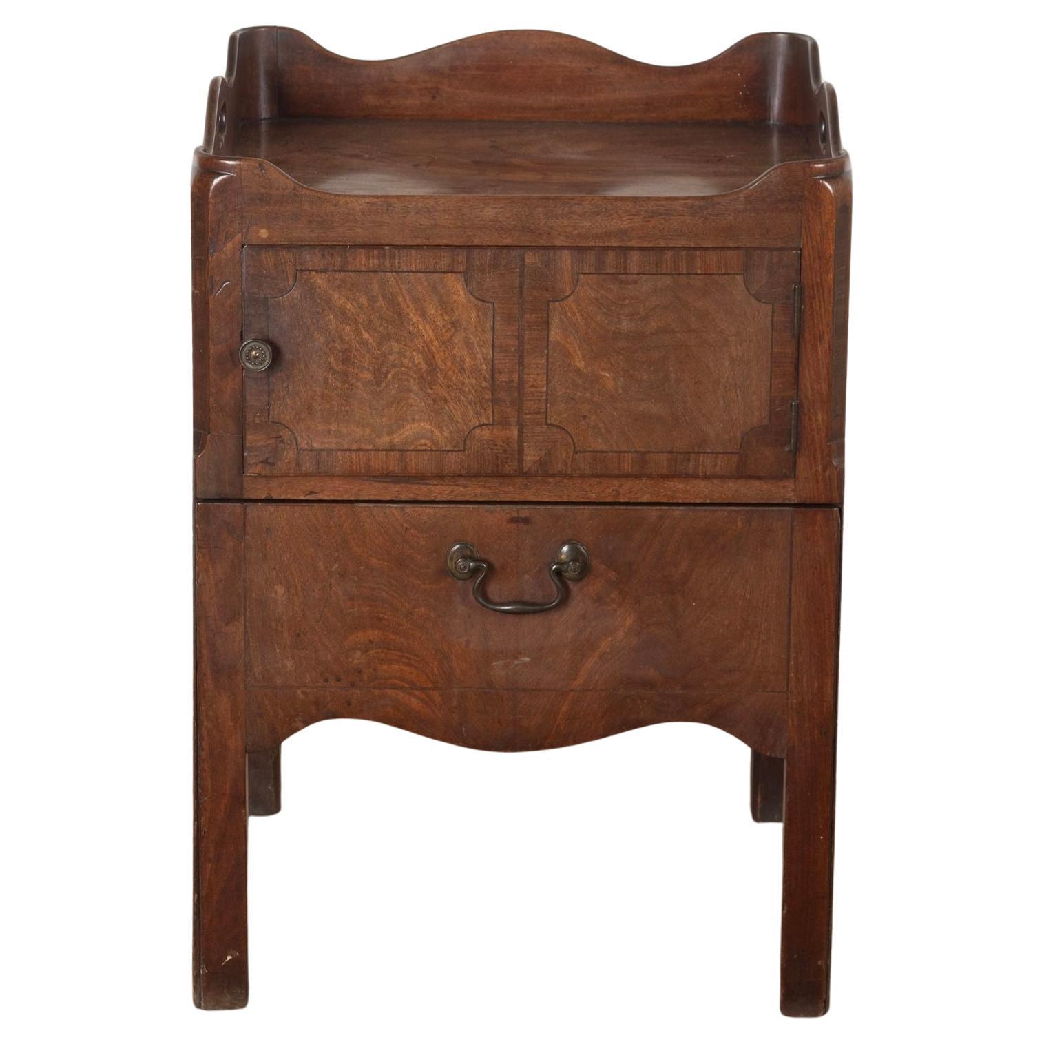 Armoire de chevet en acajou George III en vente