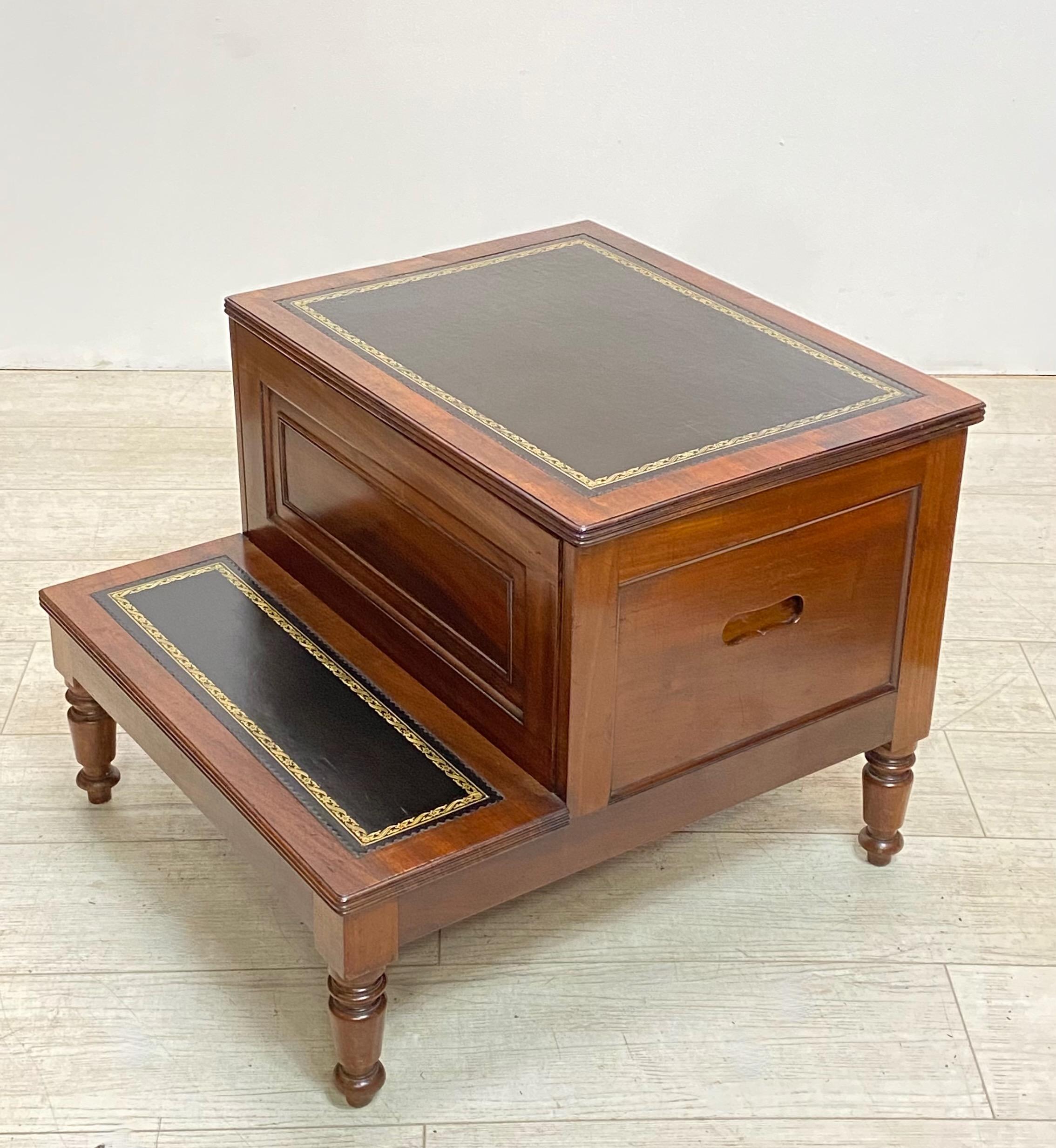 George III Mahogany Bedside Step Commode, England circa 1815 In Good Condition For Sale In San Francisco, CA