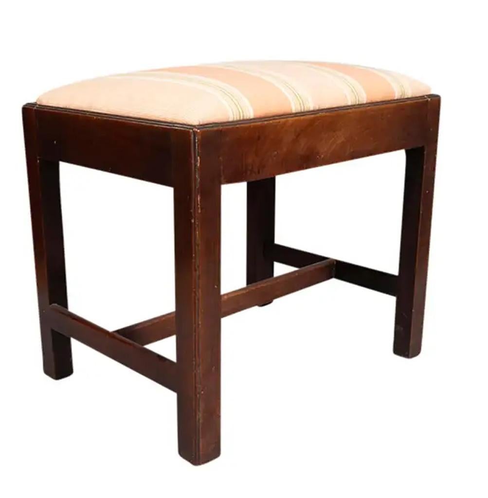 Rettangolare con seduta a ribalta e bordo modellato. Gambe a sezione quadrata con bordo sagomato e barella H. H.