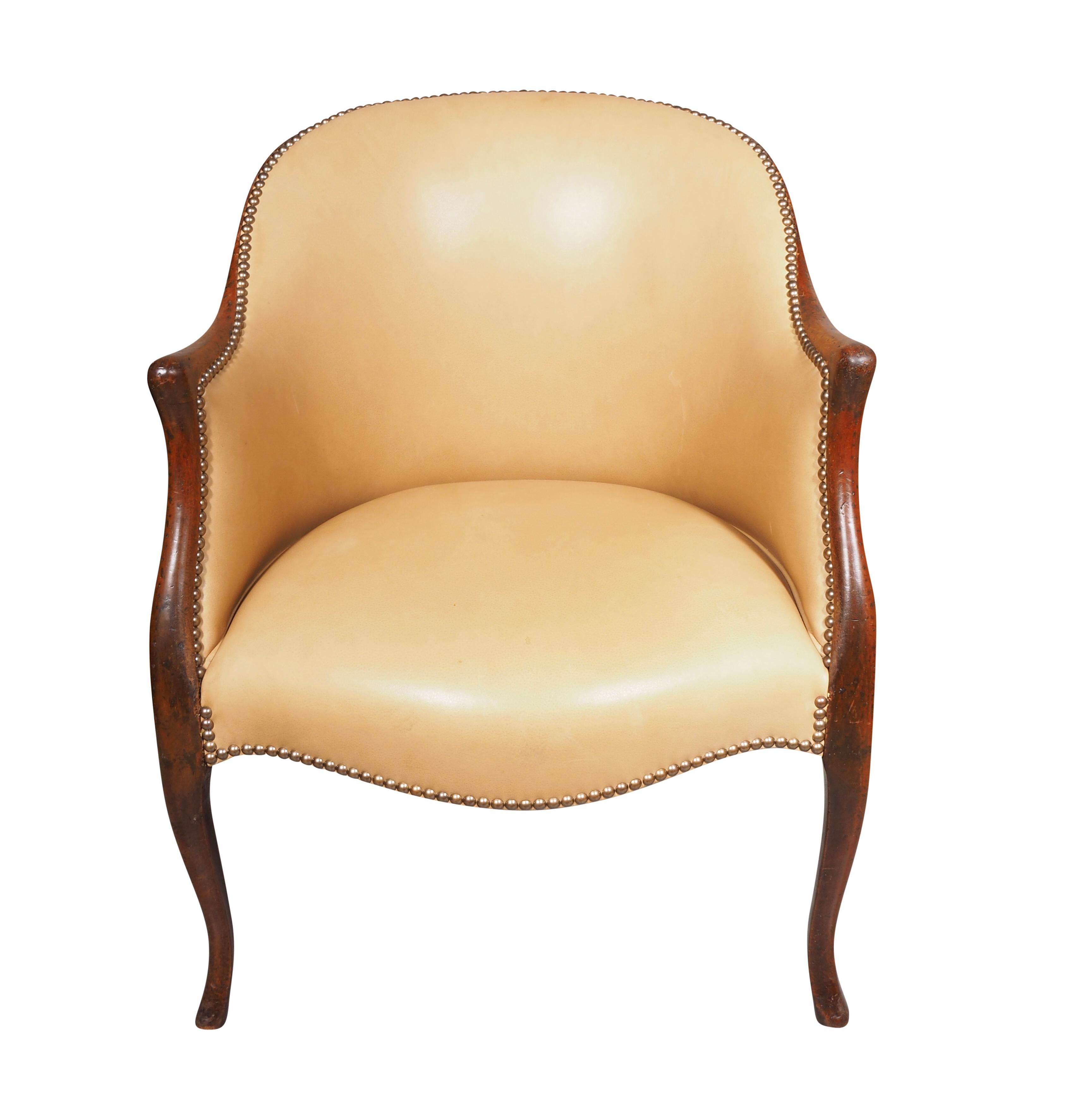 Con uno schienale arcuato e una seduta a serpentina rivestita in pelle marrone con puntine in ottone. Gambe a cabriole. È una bella sedia da scrivania.
Profondità del sedile 18,25