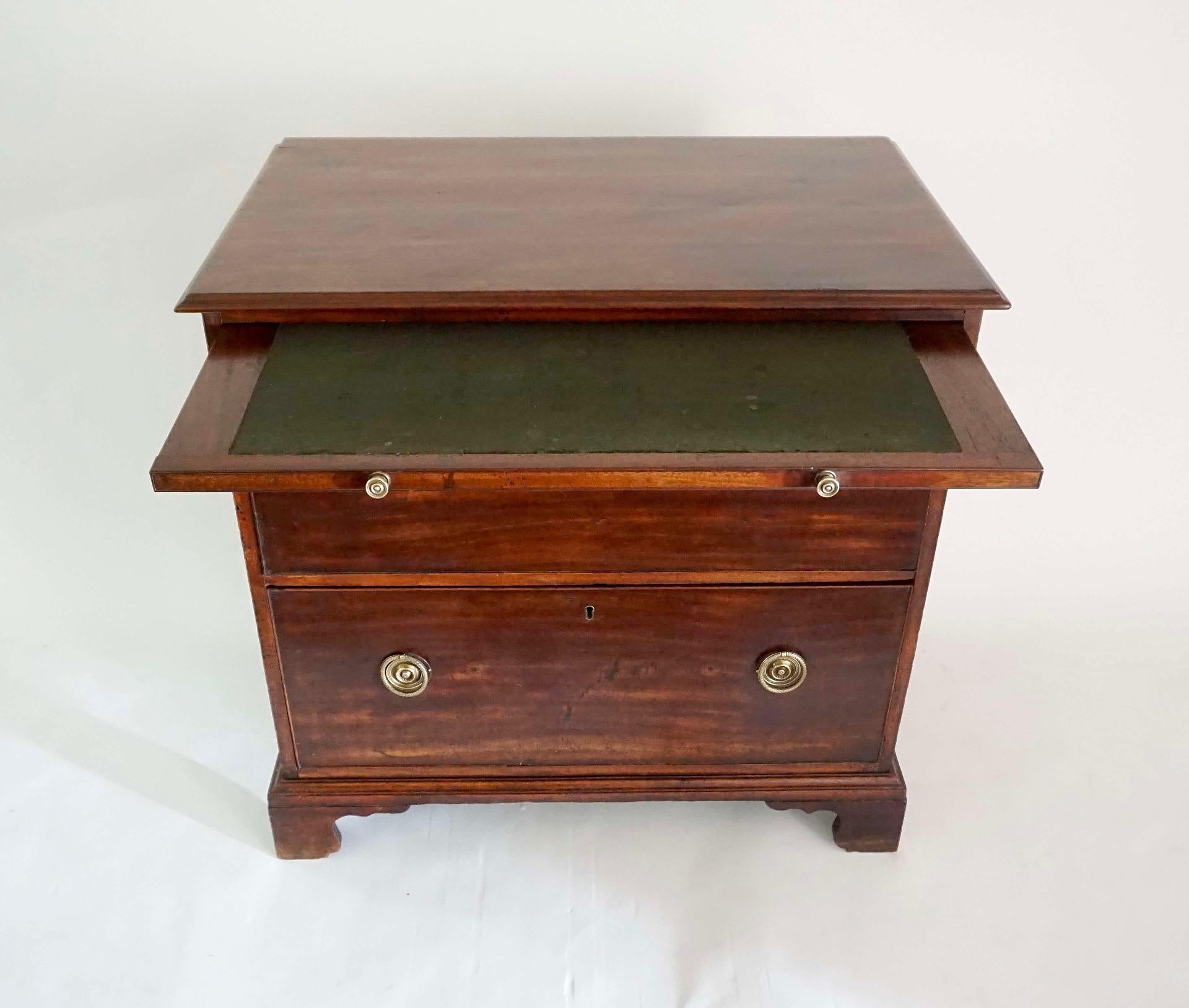 Rare circa 1770 English George III period mahogany 'bonnet' or 'hat' chest having upper pull-out baize-lined brushing slide above two deep drawers, the top with divided compartment, on bracket foot base.