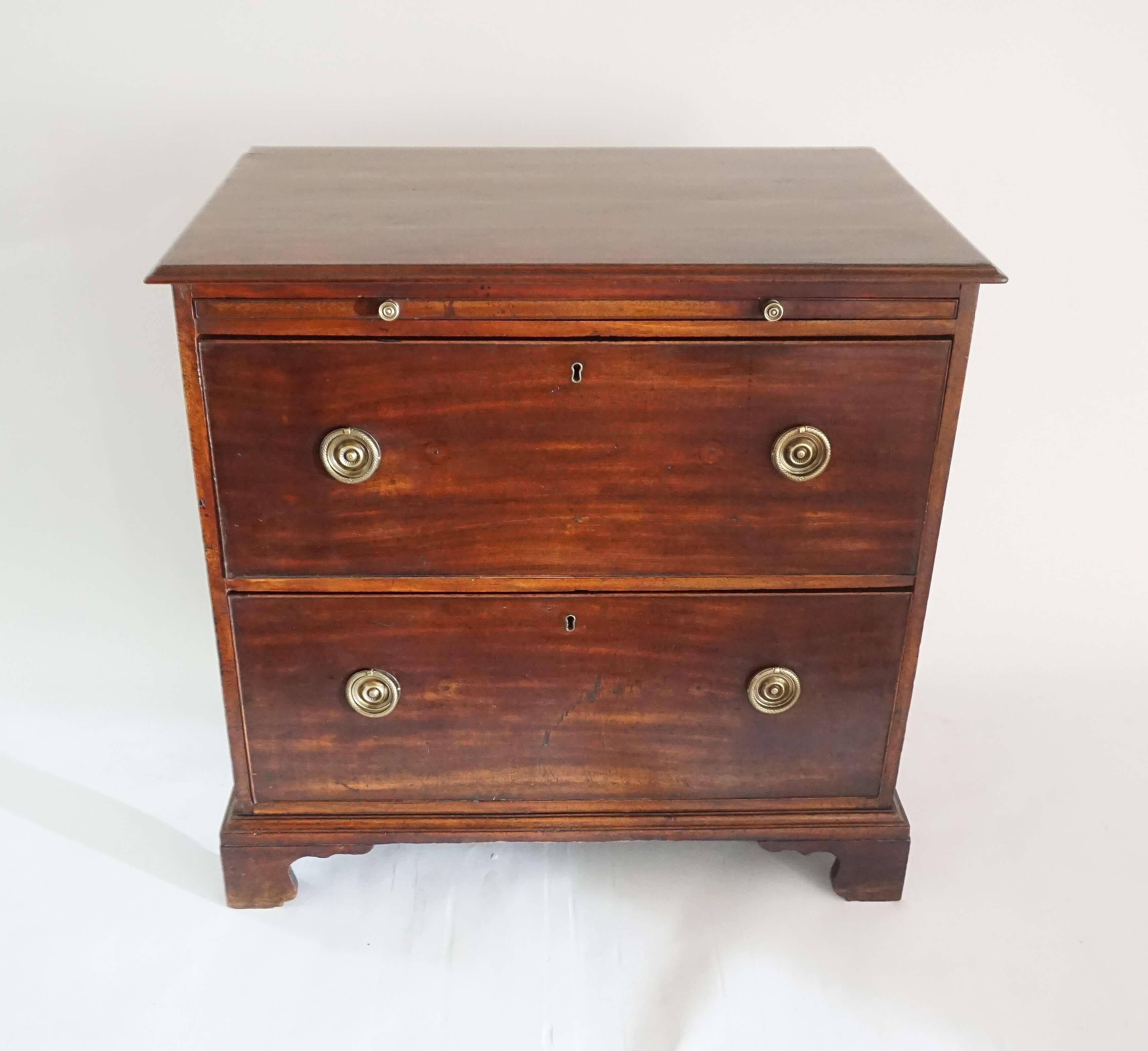 George III Mahogany 'Bonnet' Chest, England, circa 1770 In Good Condition For Sale In Kinderhook, NY