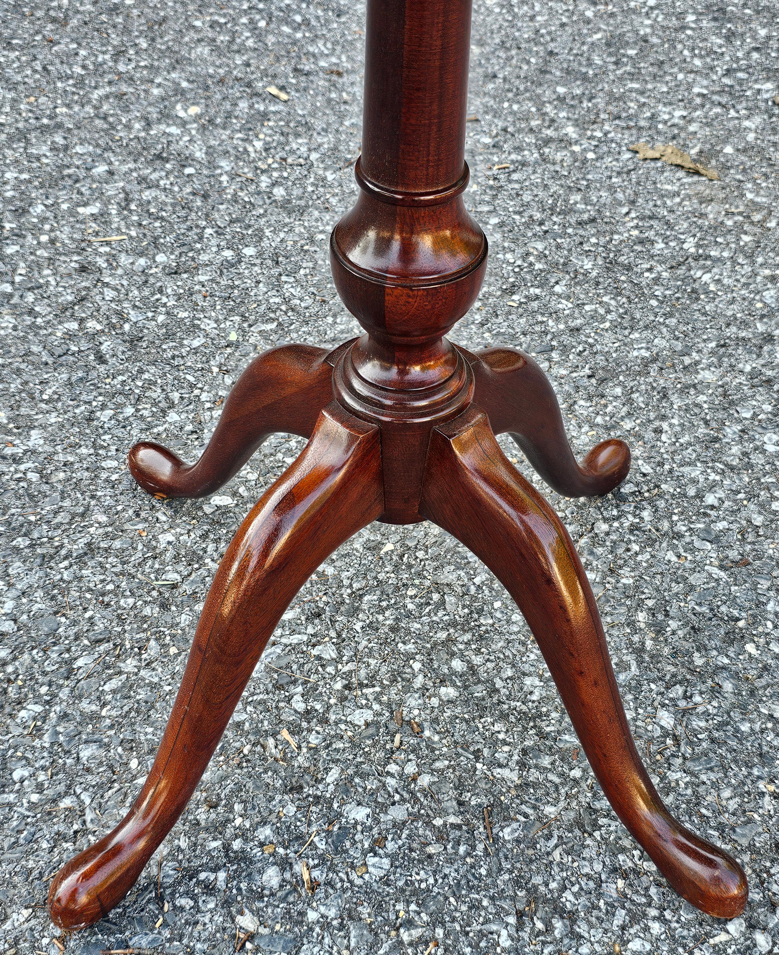 George III Mahogany Bookmatched Pedestal Quadfeet Tea Table (amerikanisch) im Angebot