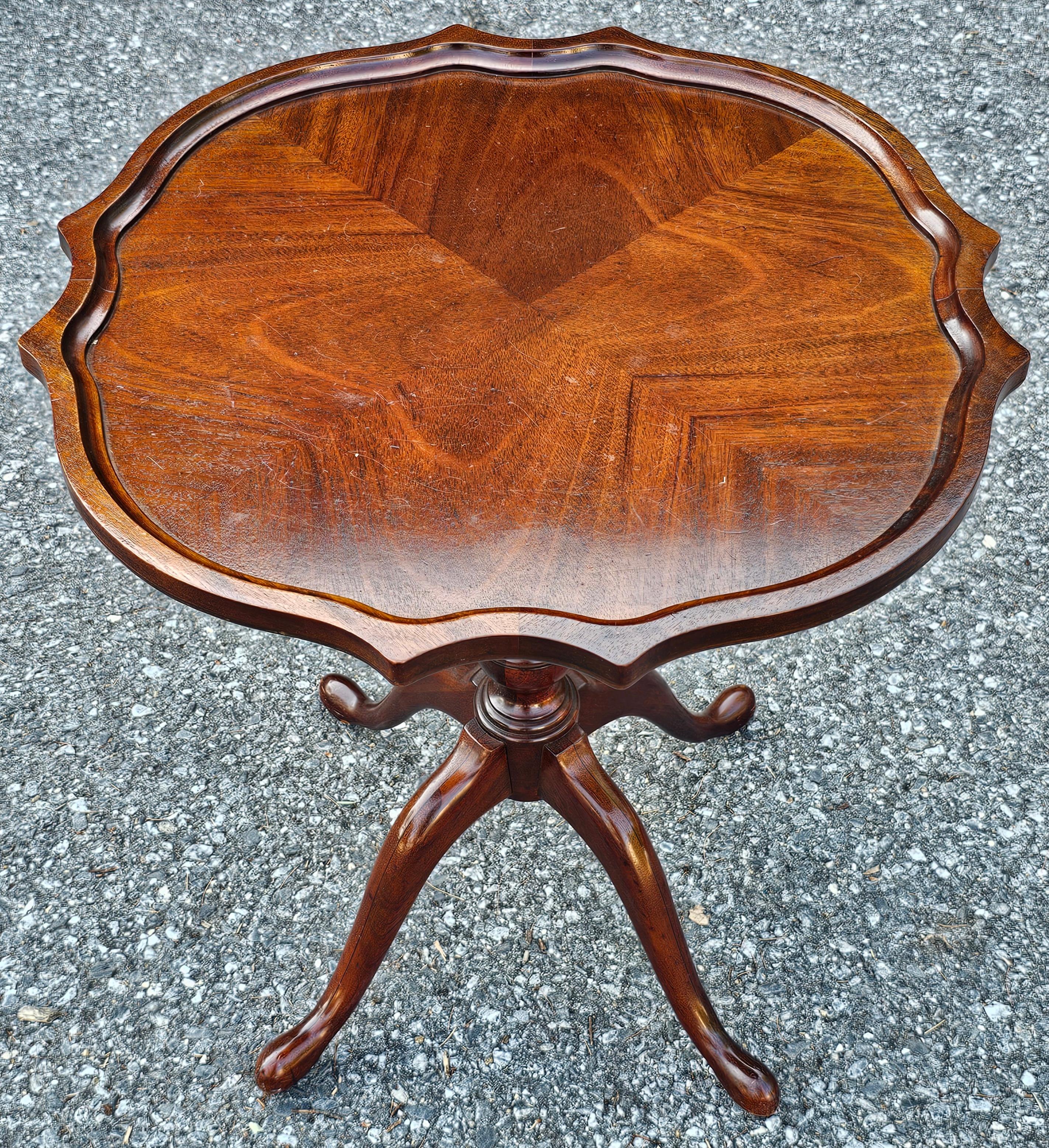 George III Mahogany Bookmatched Pedestal Quadfeet Tea Table (Geschnitzt) im Angebot