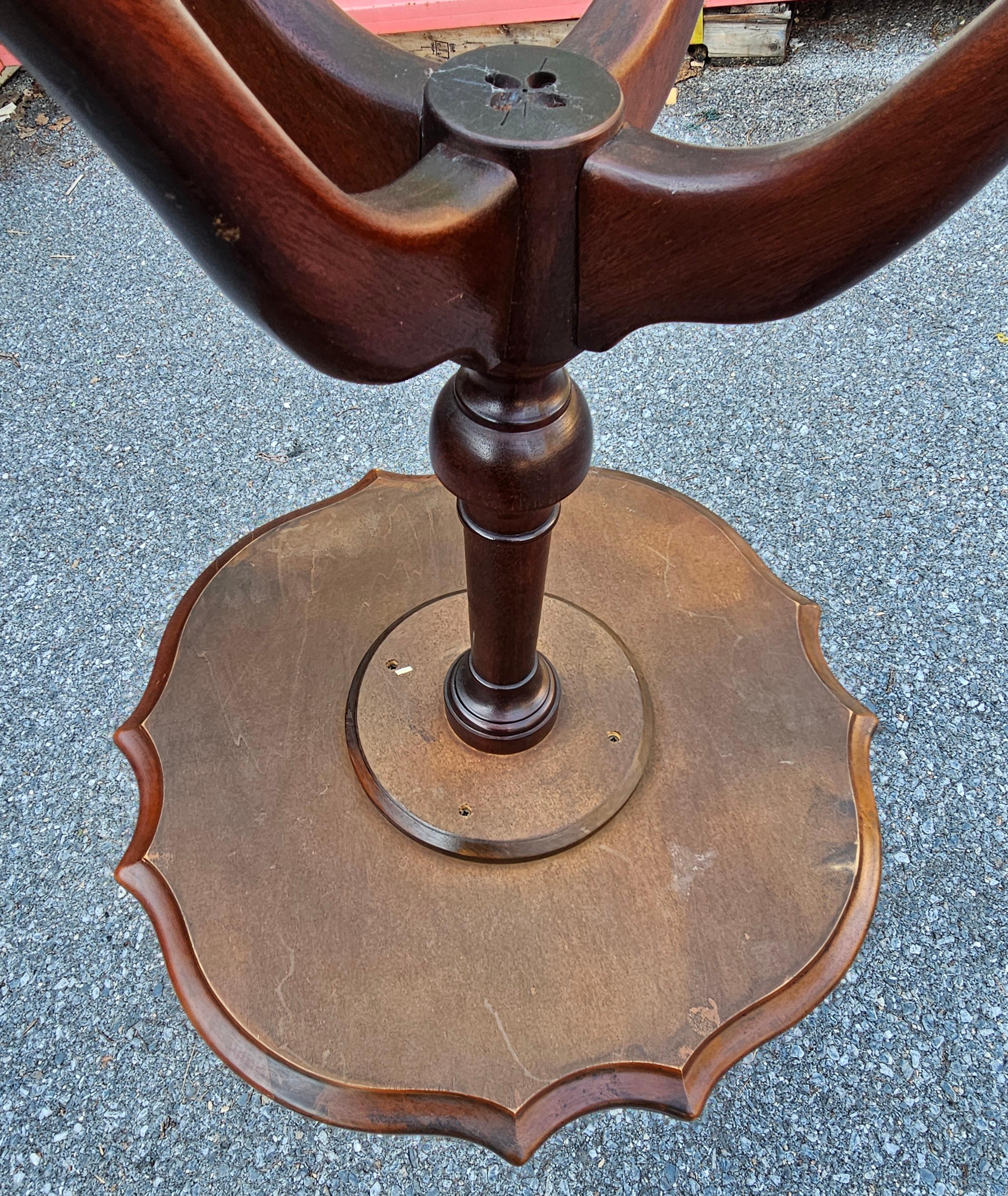 George III Mahogany Bookmatched Pedestal Quadfeet Tea Table im Zustand „Gut“ im Angebot in Germantown, MD