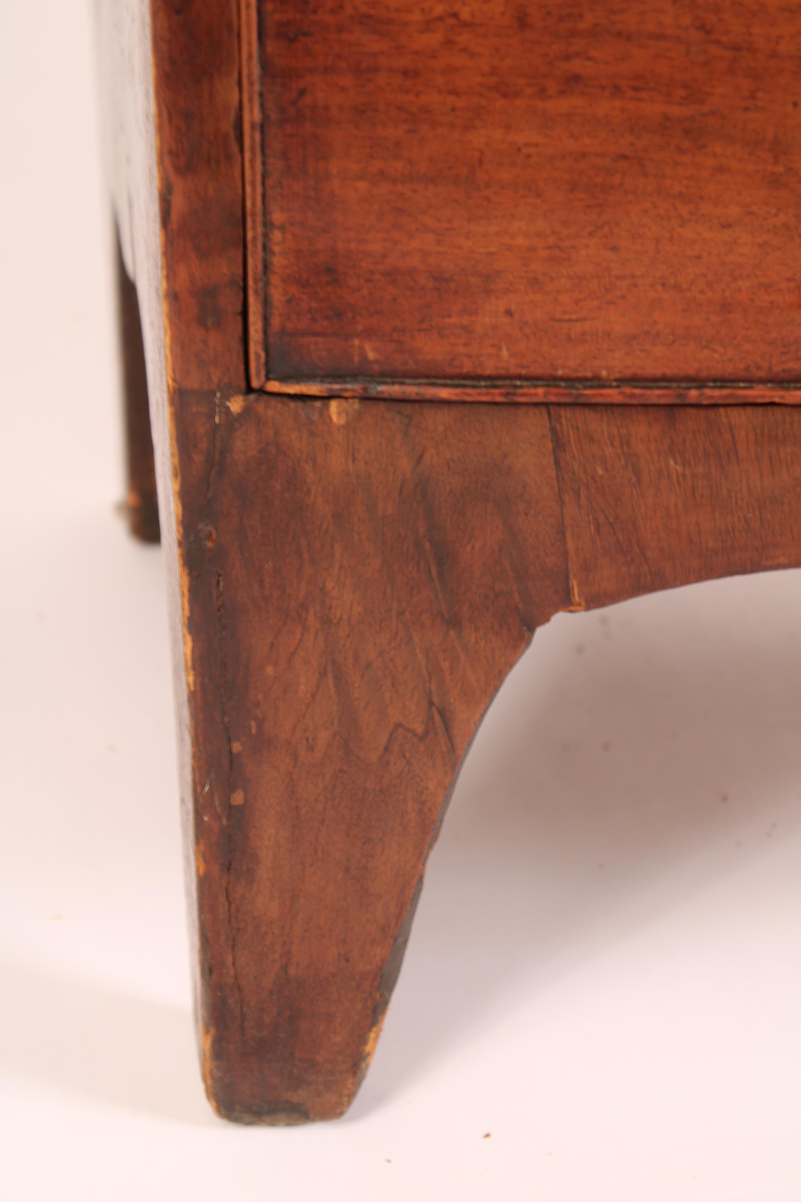 Commode en acajou George III à façade en arc de cercle en vente 4