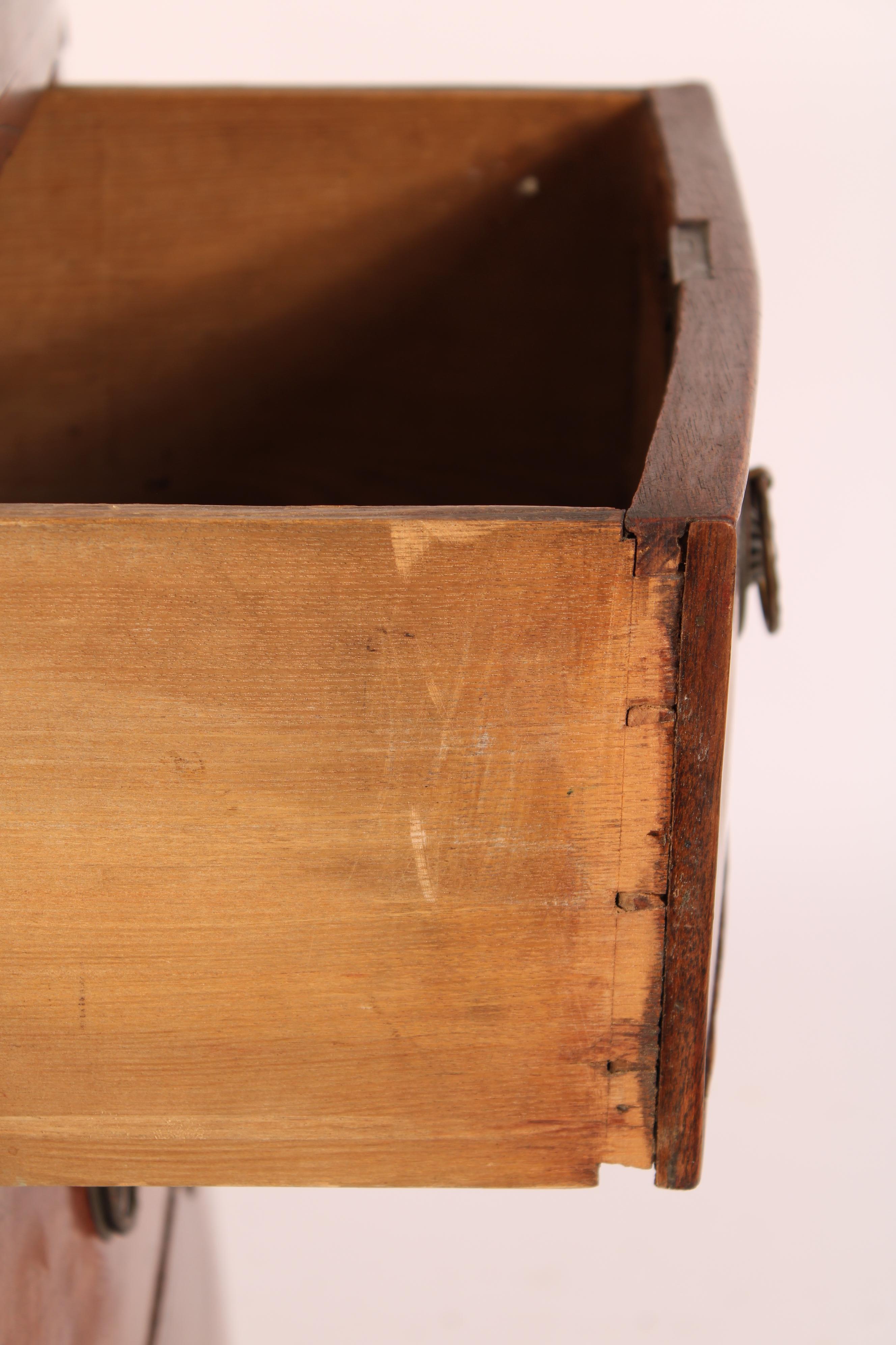 Commode en acajou George III à façade en arc de cercle en vente 5