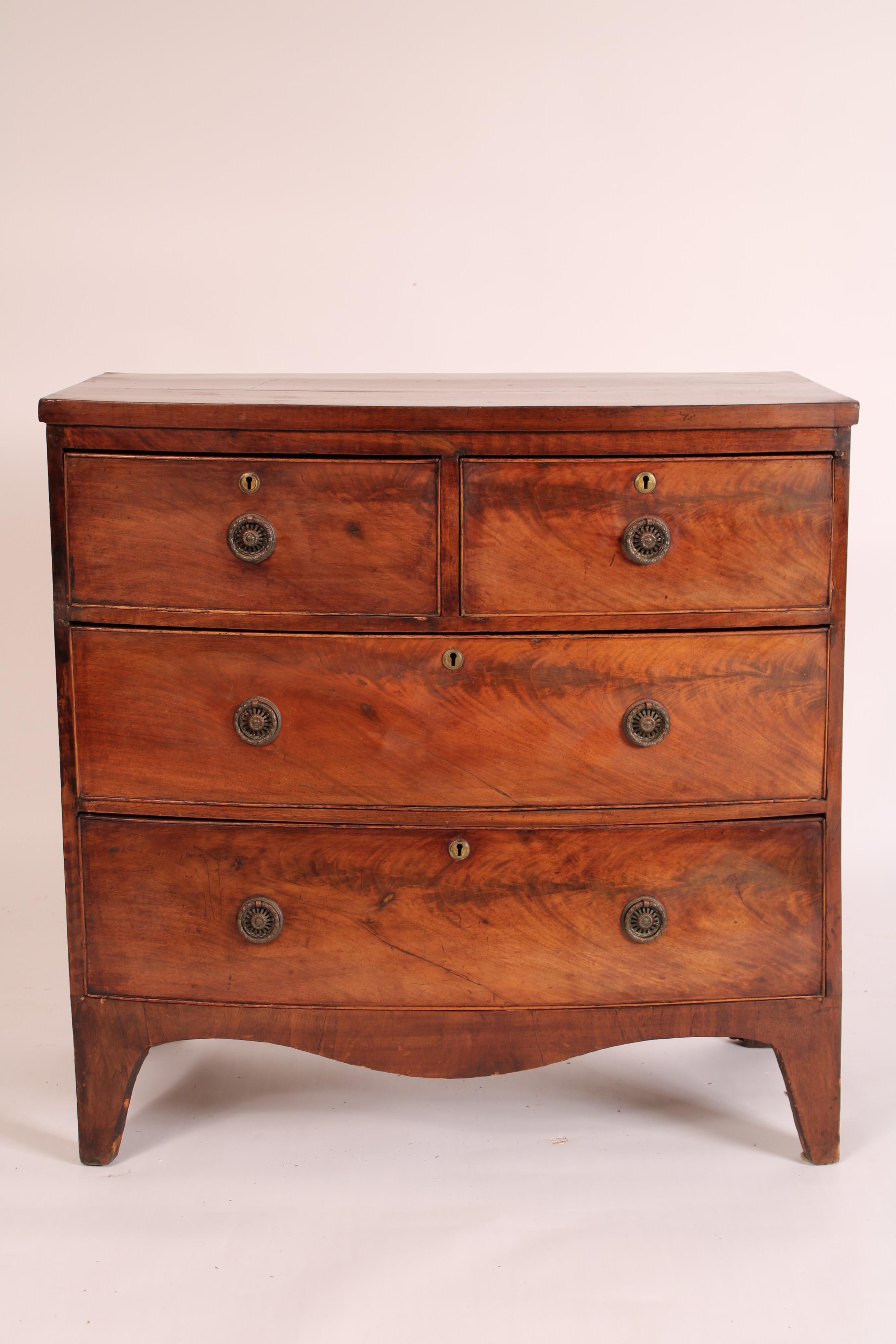 Commode en acajou George III, vers 1800. Avec un D  plateau simple, deux tiroirs supérieurs et deux tiroirs inférieurs gradués, tous avec des moulures en forme de coq et des ferrures en laiton, un tablier en forme de serpentin reposant sur des pieds