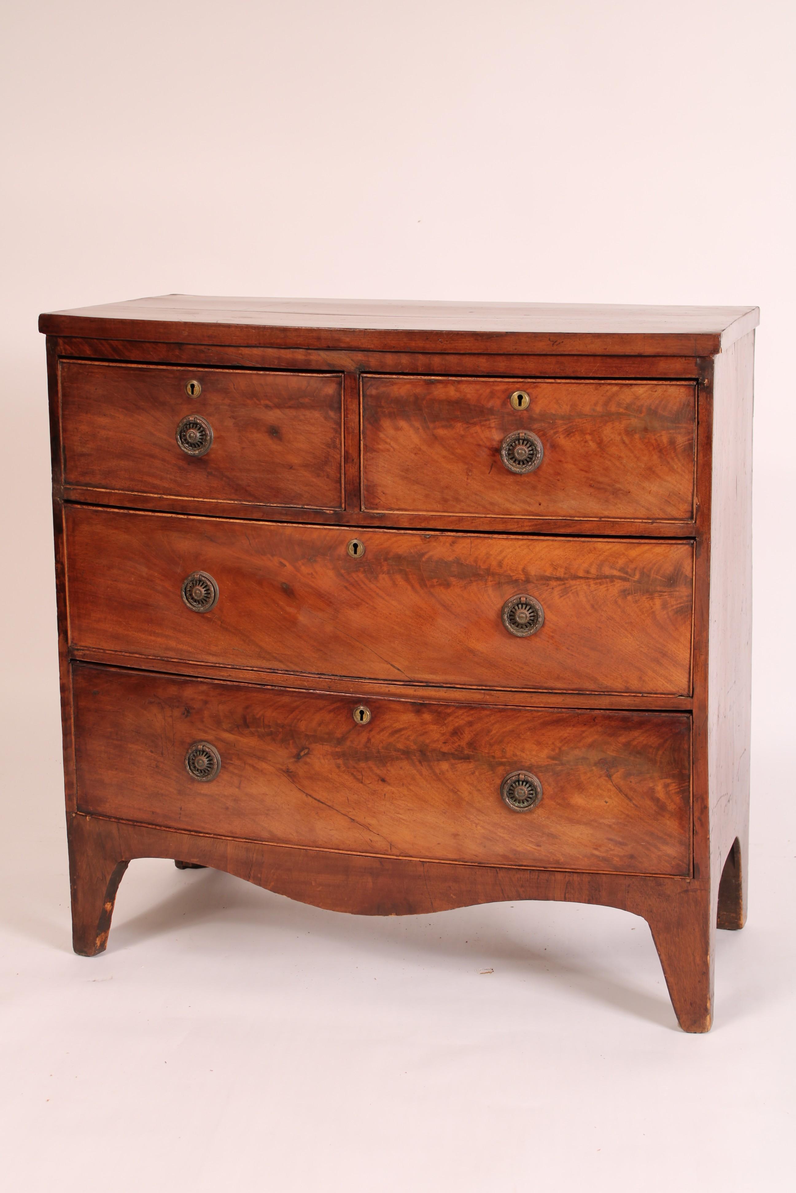 Anglais Commode en acajou George III à façade en arc de cercle en vente