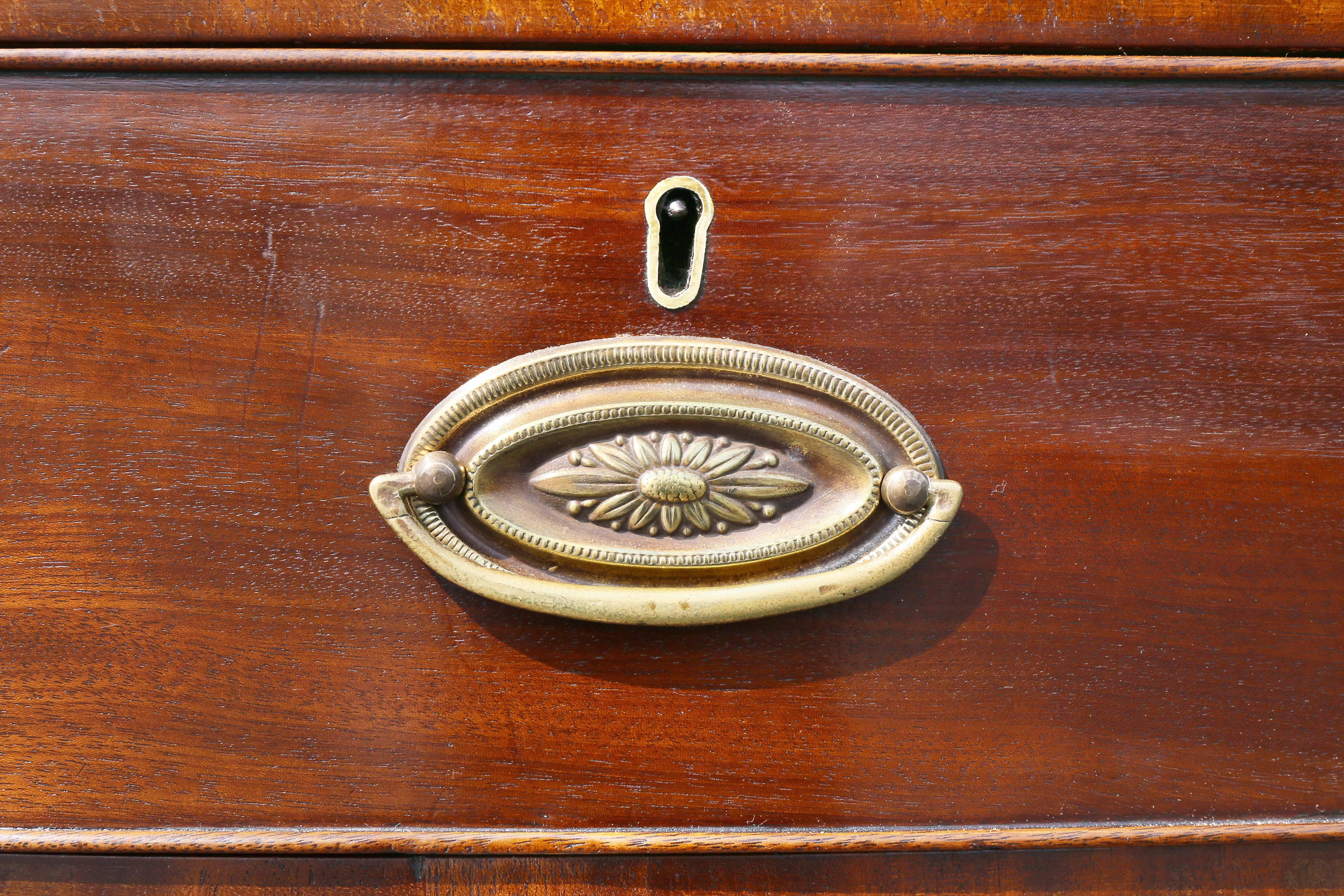 George III Mahogany Bow Front Chest of Drawers In Good Condition In Essex, MA