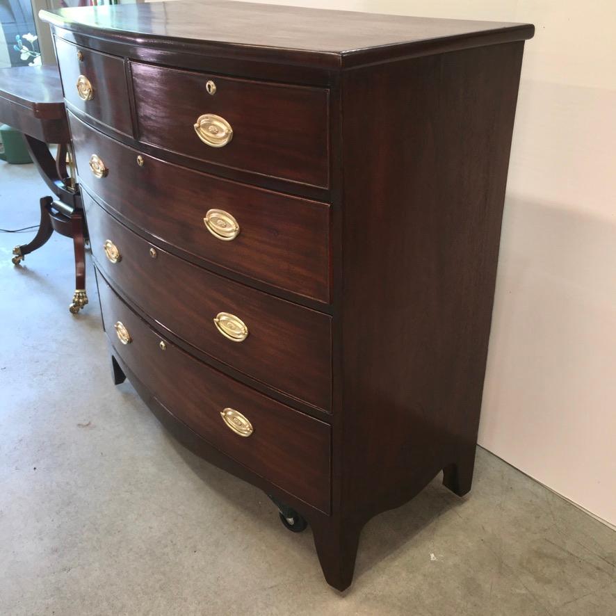 George III Mahogany Bow Front Chest of Drawers In Good Condition For Sale In Hanover, MA
