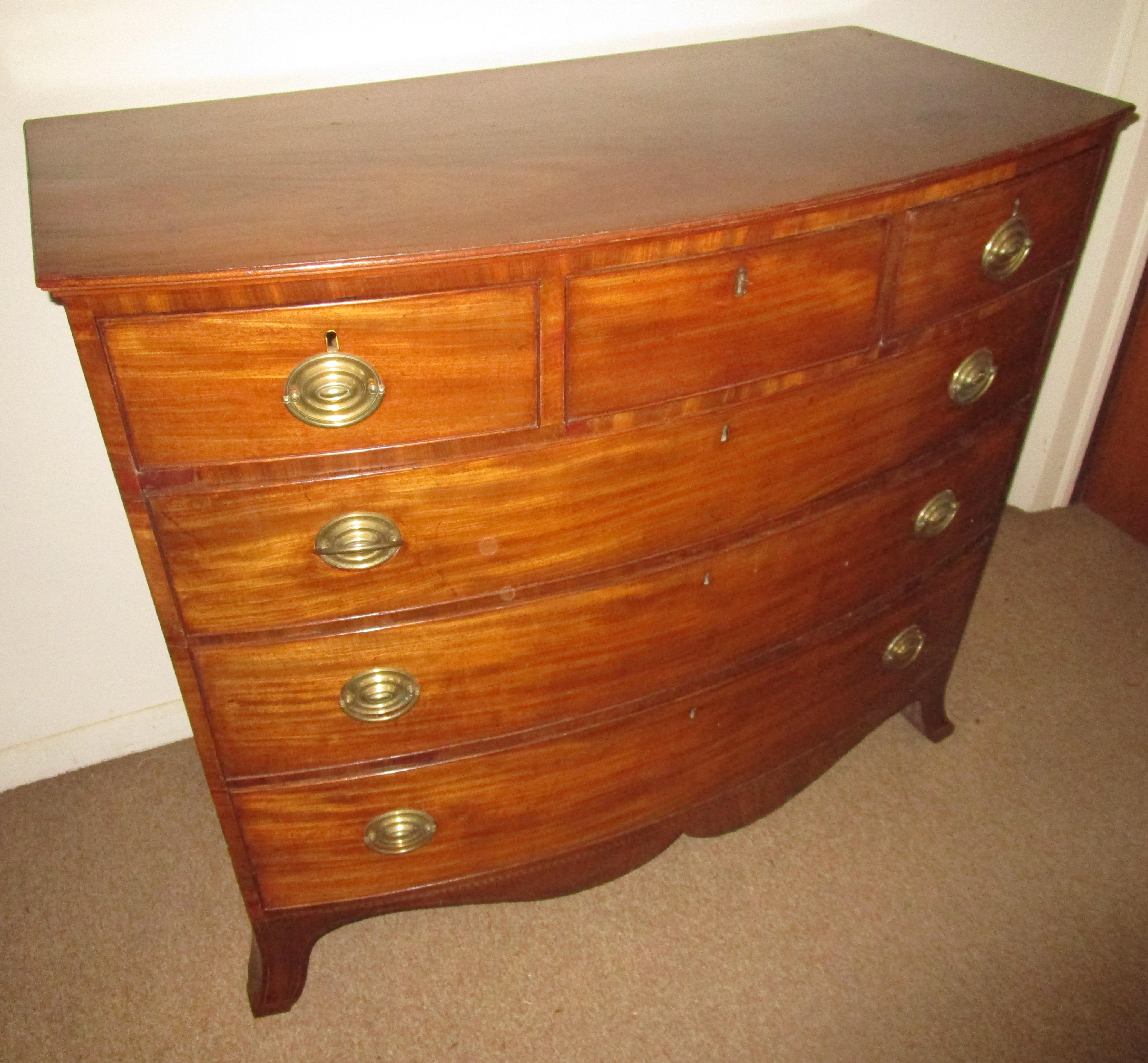 George III Mahogany Bow Front Chest of Drawers For Sale 1
