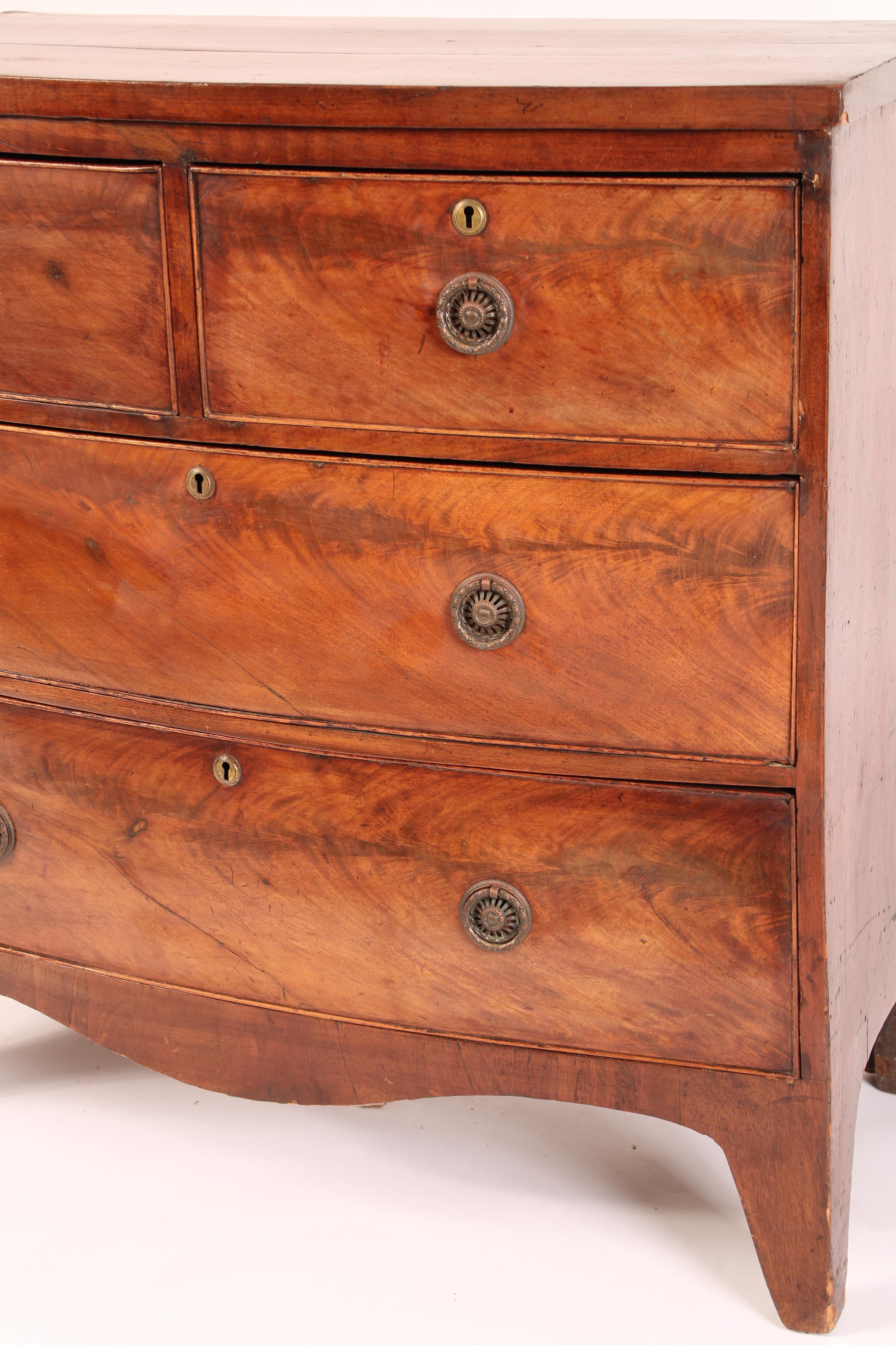 Commode en acajou George III à façade en arc de cercle en vente 1