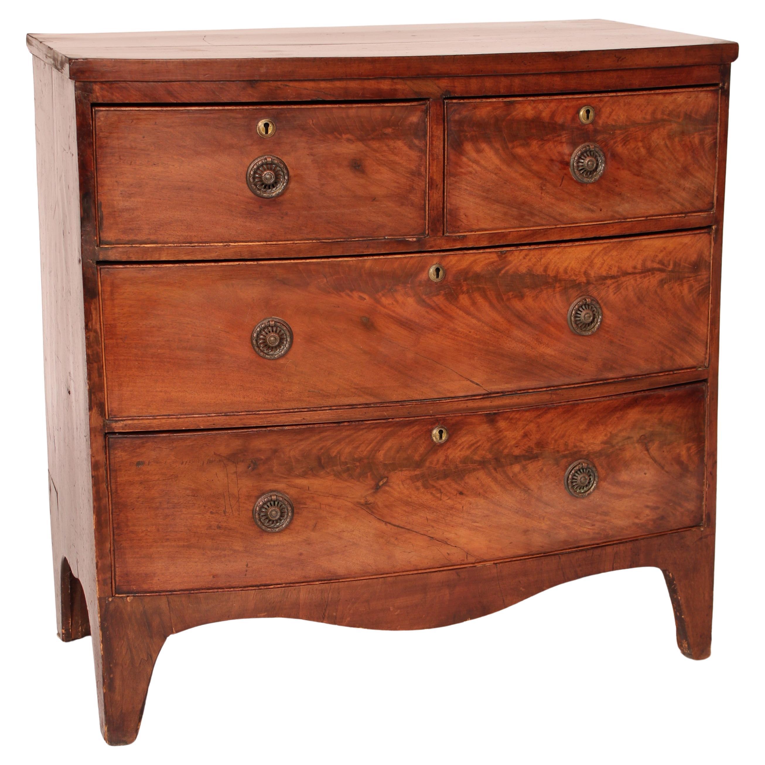 Commode en acajou George III à façade en arc de cercle en vente