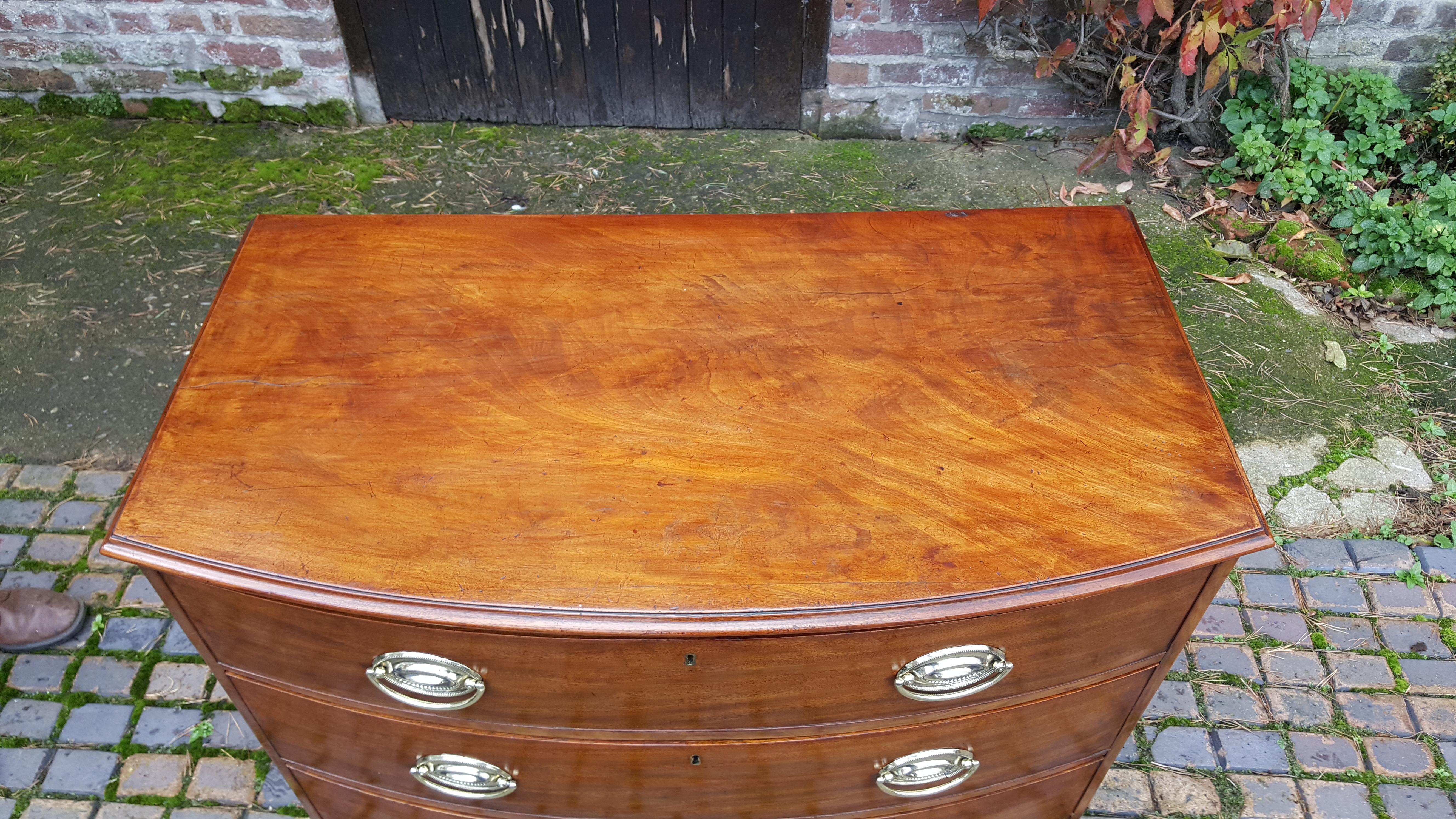George III Mahogany Bow Fronted Chest of Drawers In Good Condition In Altrincham, GB
